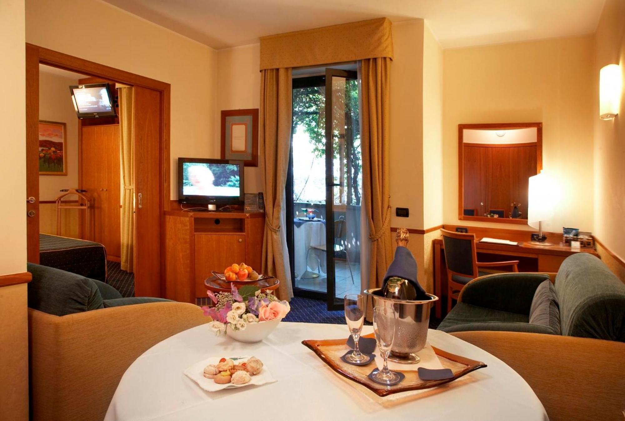 Junior Suite,705360832:JPEG