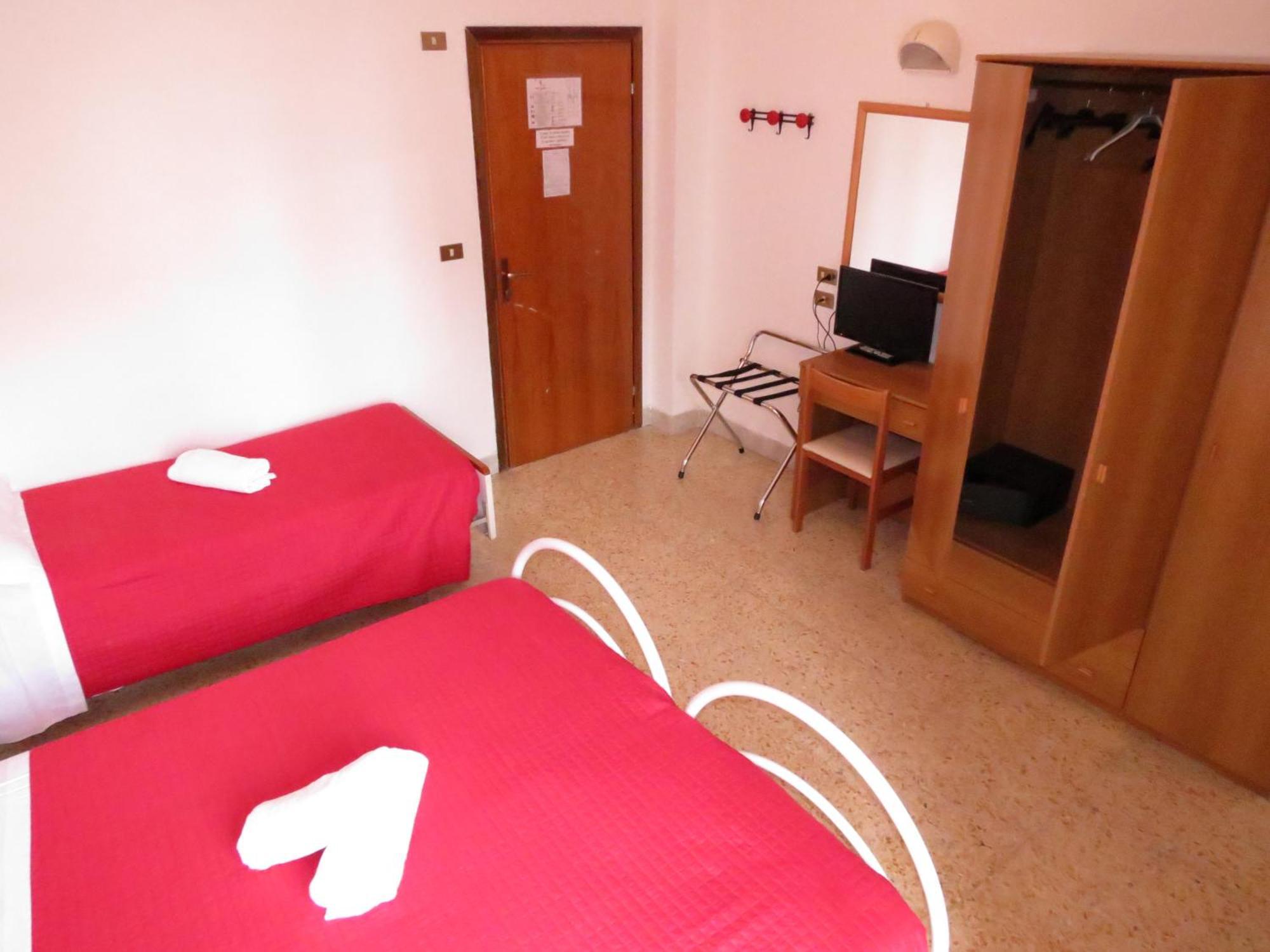 Economy Triple Room,1209350161:JPEG