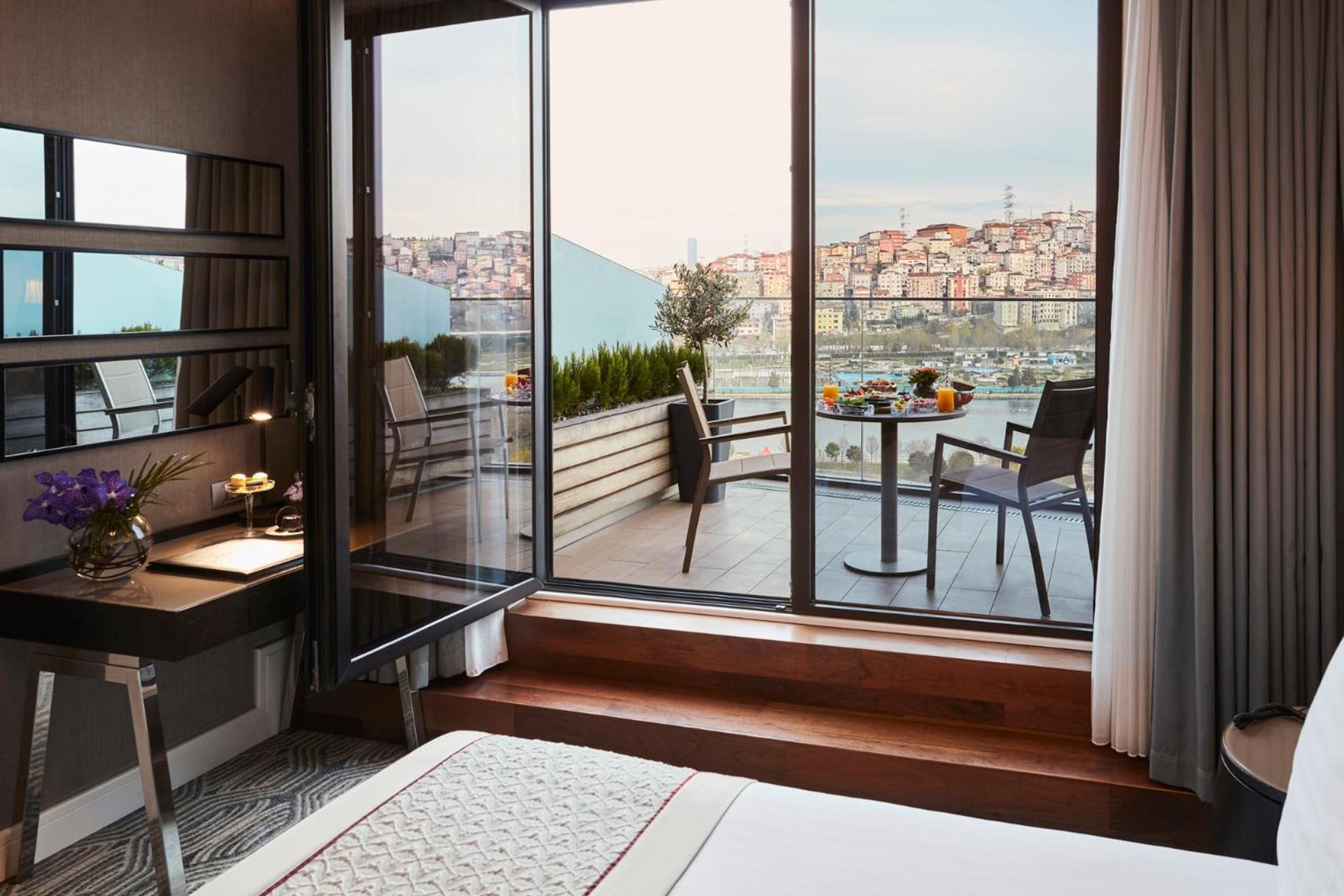 Premium Zimmer mit Kingsize-Bett und Meerblick