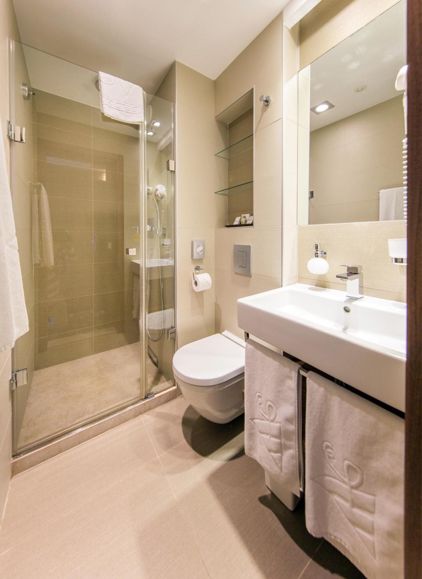 Doppelzimmer mit Flussblick und Zustellbett