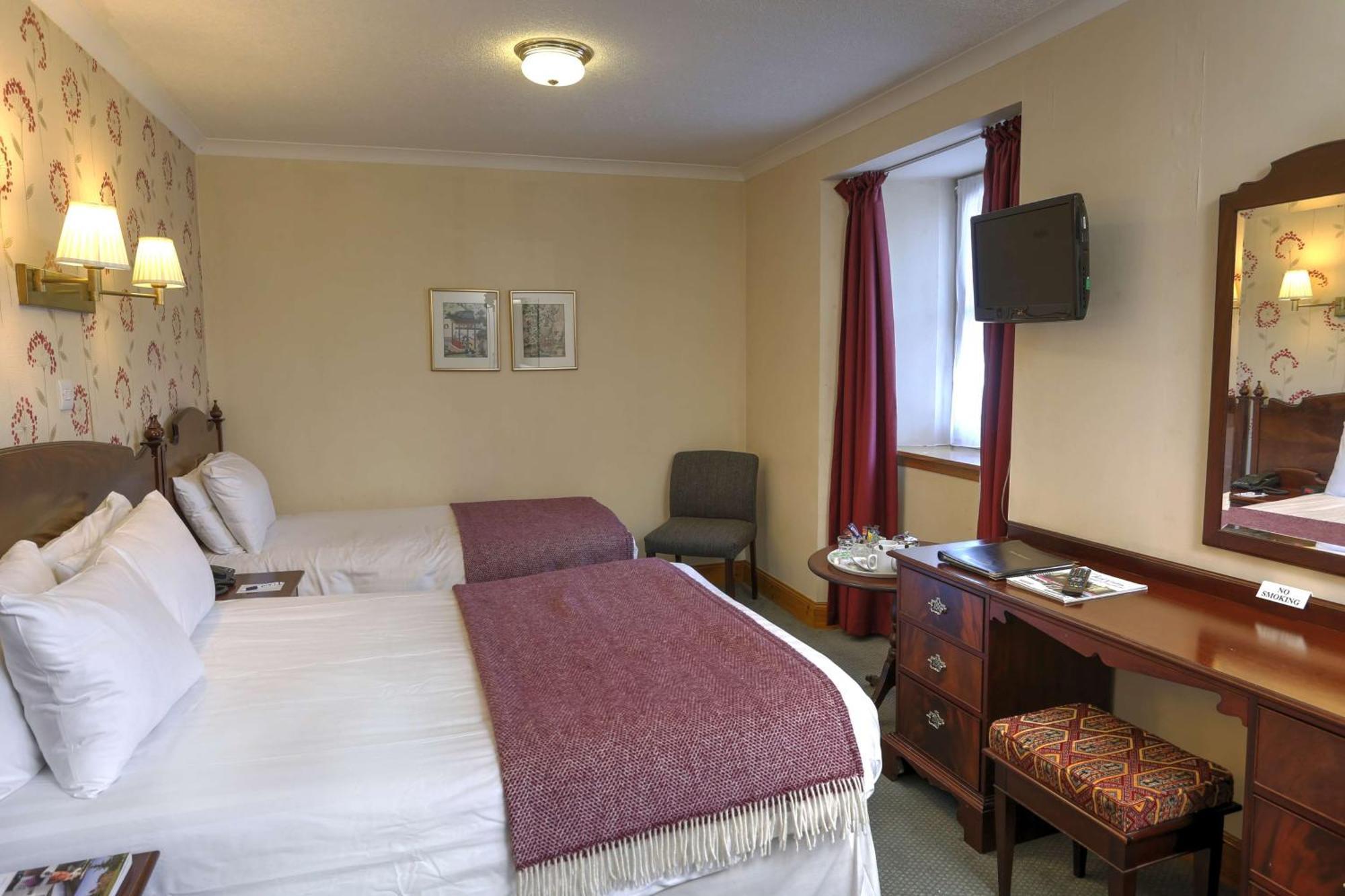 Family Room with Double and Single Beds - Non-Smoking