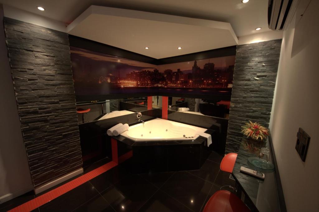 Deluxe Room with Hot Tub