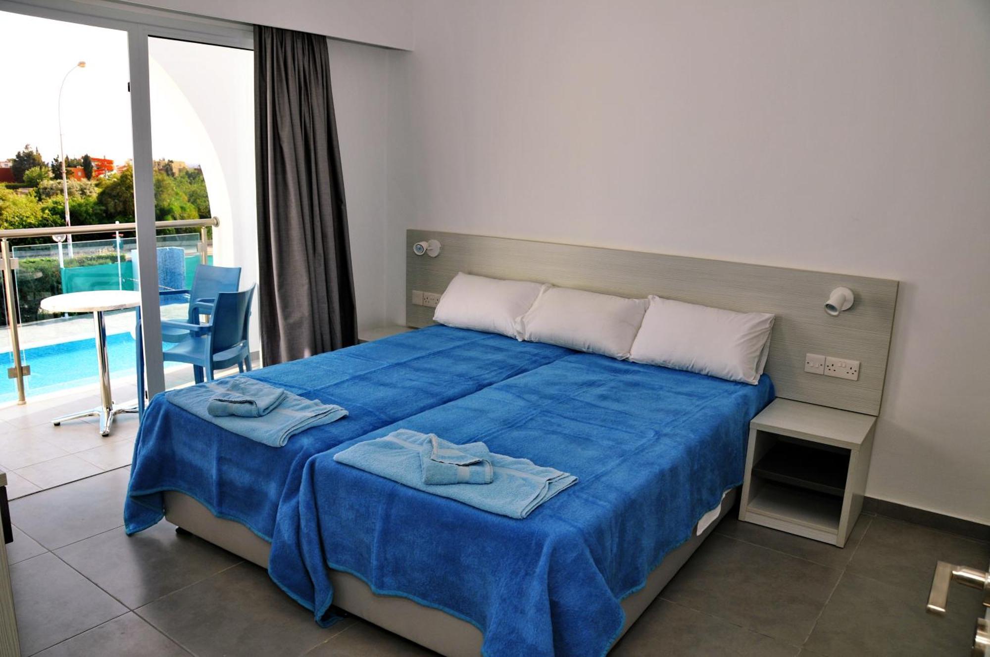 Deluxe One-Bedroom Apartment Pool View