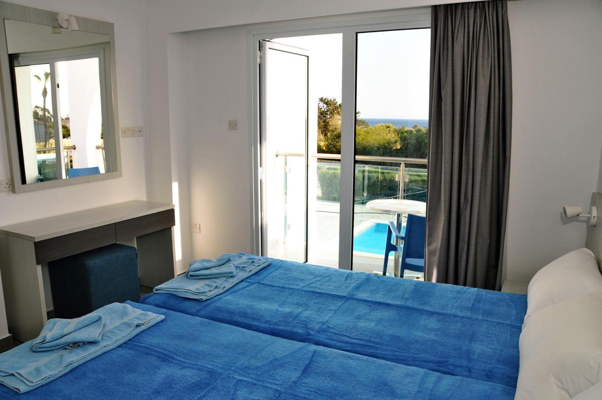 Deluxe One-Bedroom Apartment Pool View