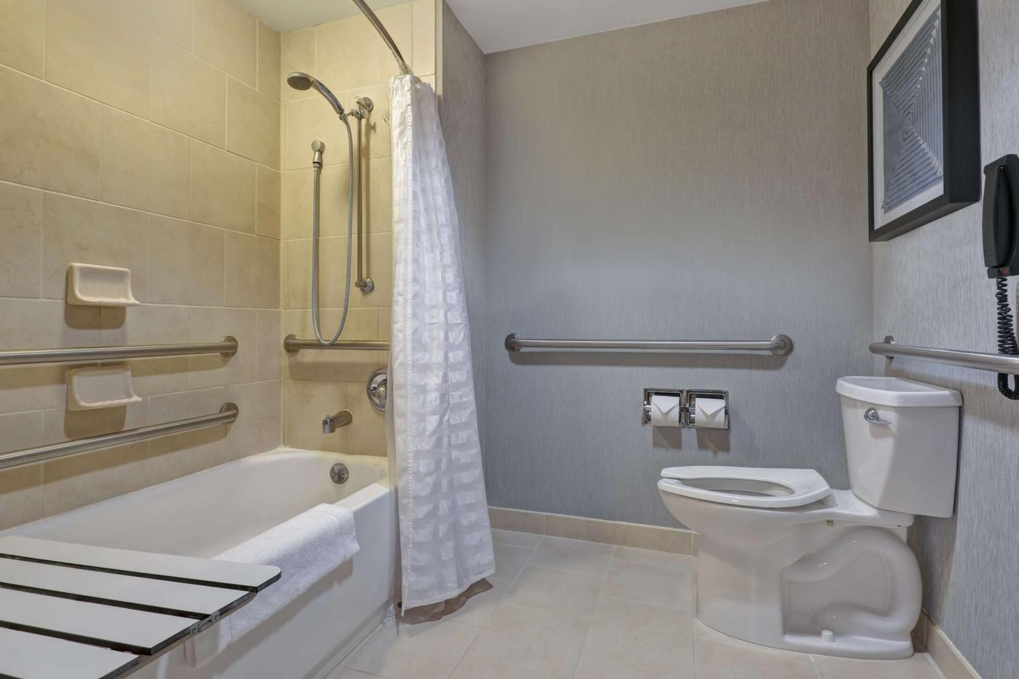 Habitación con cama grande, sofá cama y ducha accesible en silla de ruedas - Adaptada para personas con discapacidad