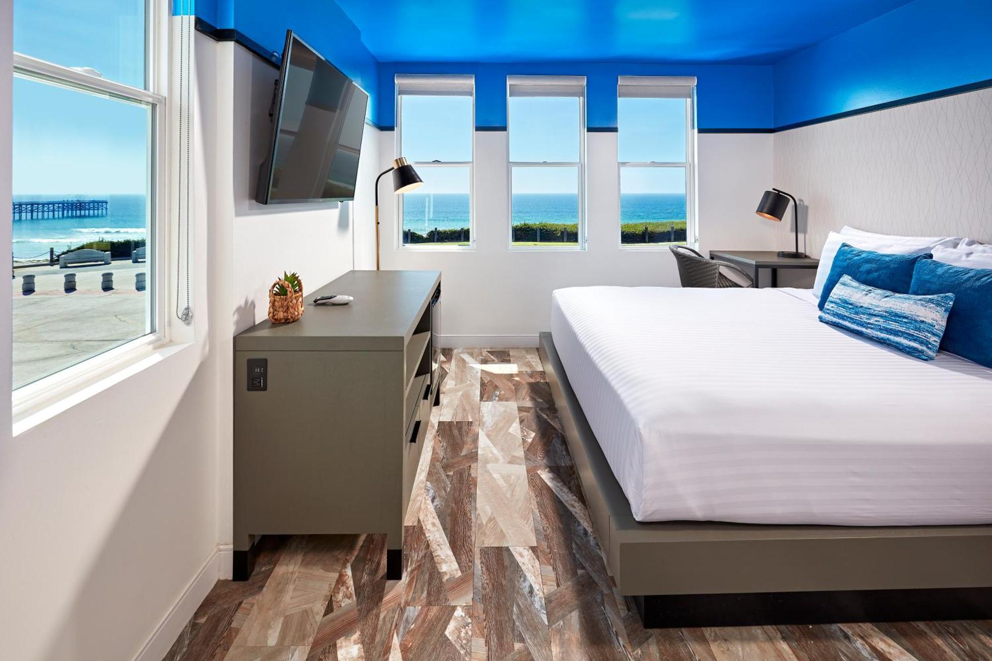 Habitación con cama extragrande y vistas al mar