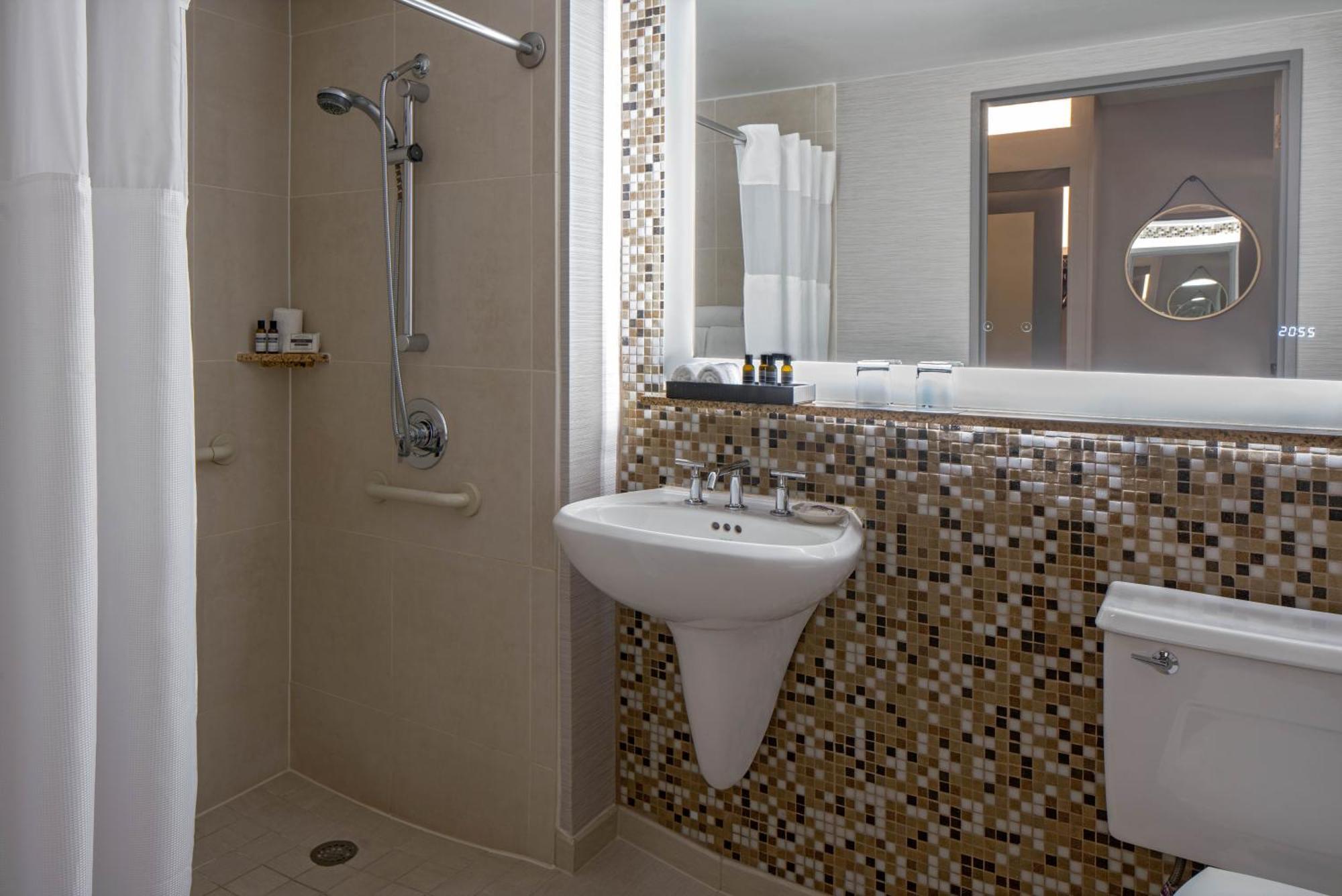 Habitación con cama extragrande y ducha adaptada - Adaptada para personas de movilidad reducida
