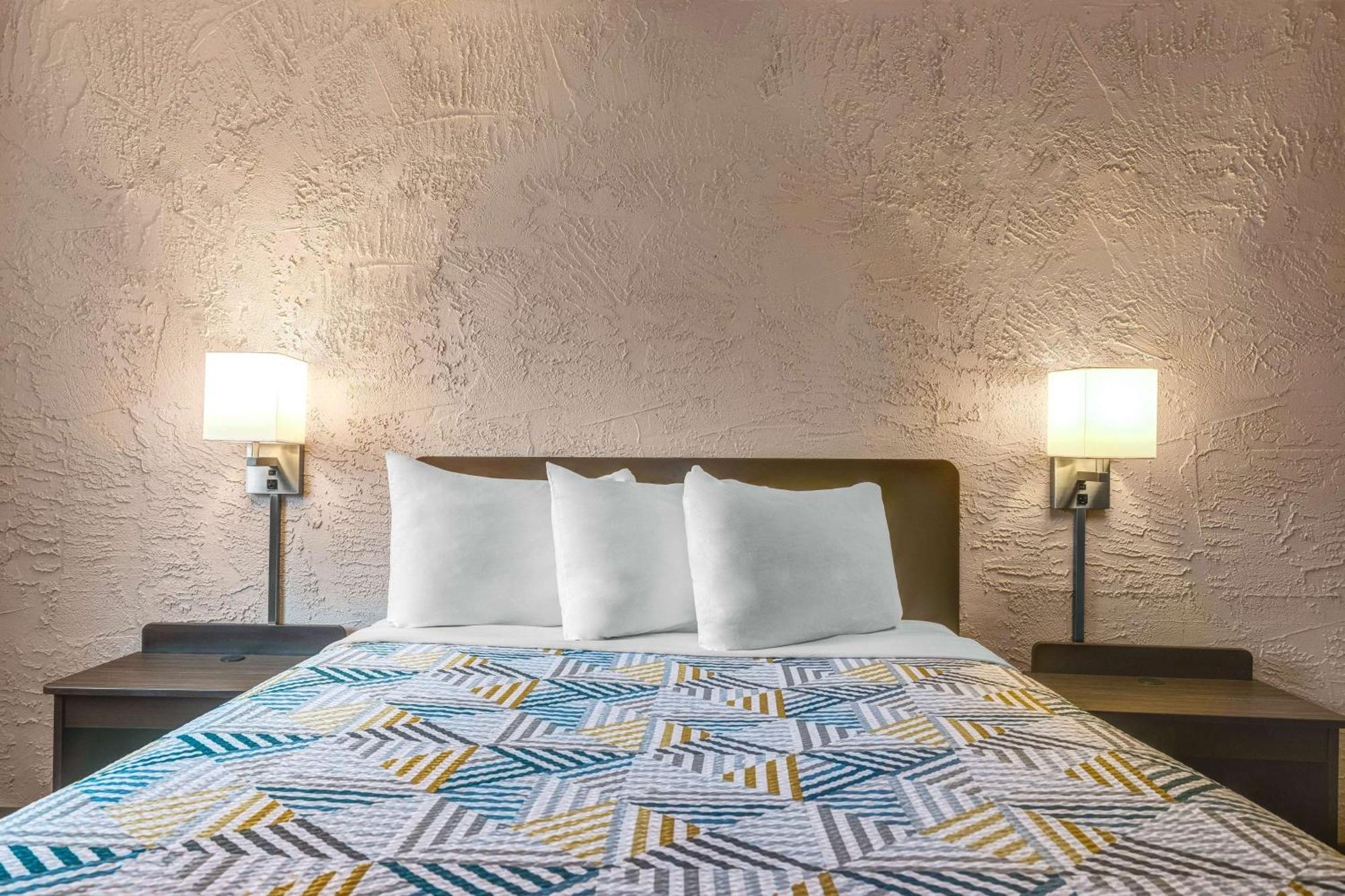 1 Queen Bed | Mobility Accessible Tub, Non-Smoking