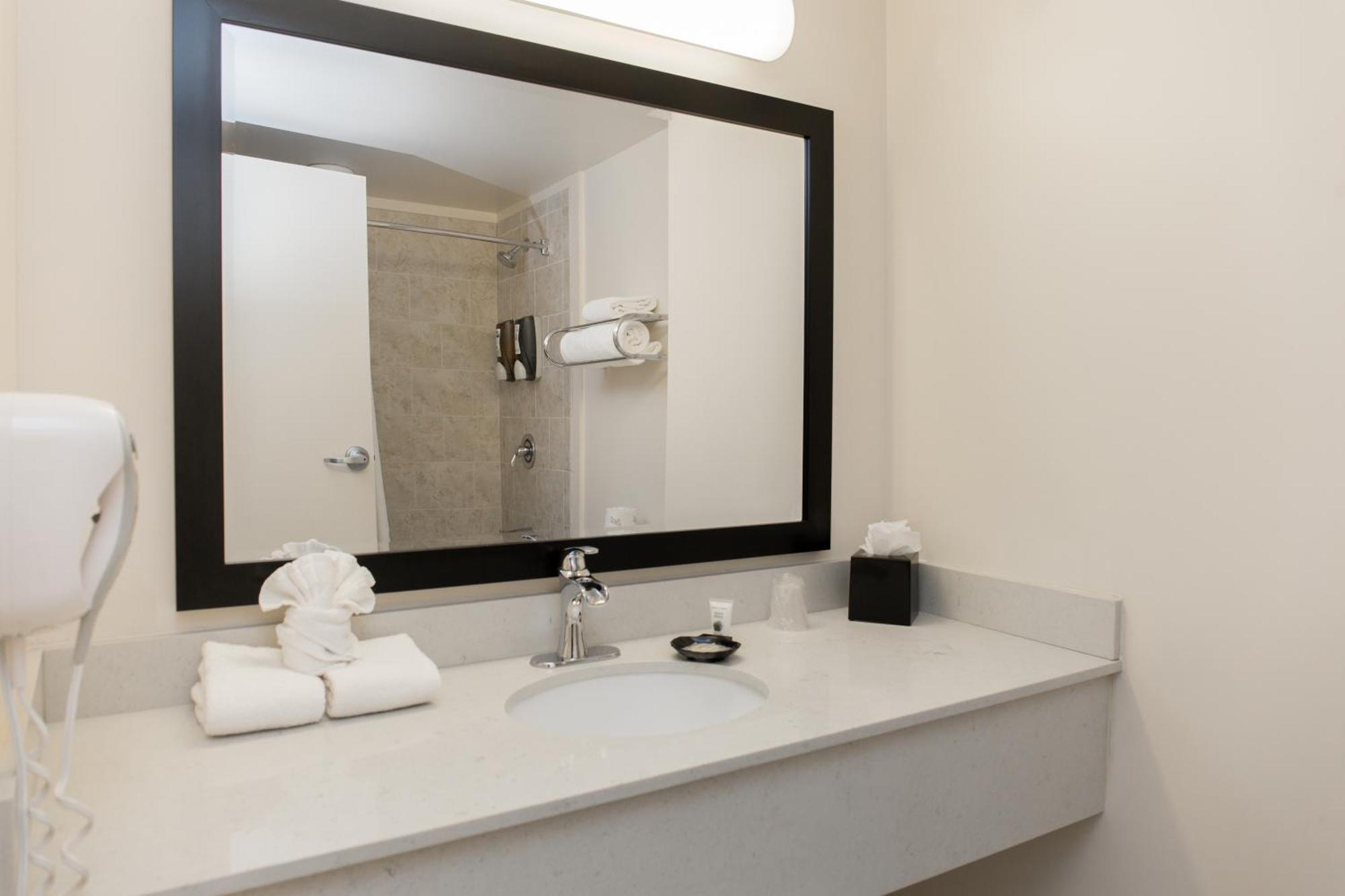 Chambre Supérieure avec 2 Lits Queen-Size, Accessible aux Personnes à Mobilité Réduite et Baignoire avec Barres d'Appui - Non-Fumeurs