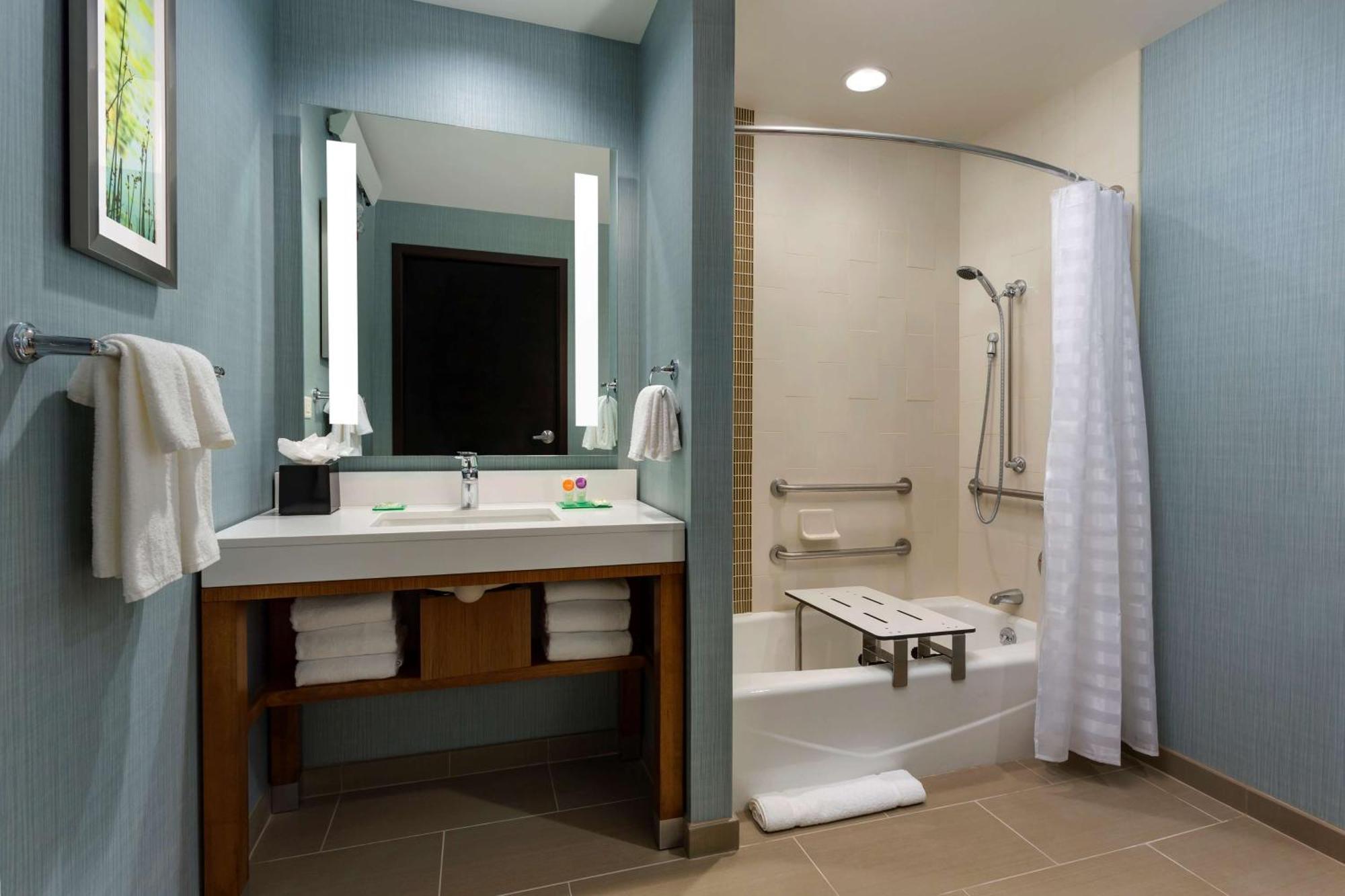 Queen Room Two Queen Beds Sofa Bed Accessible Tub