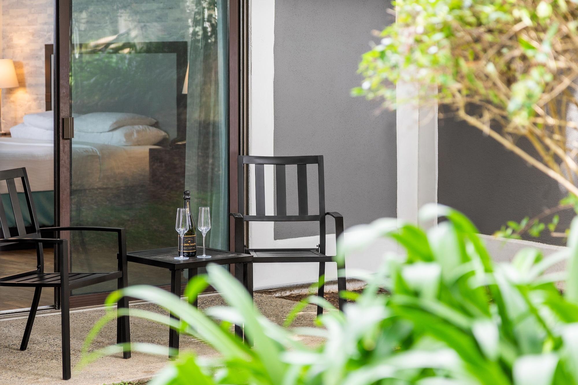 Habitación con cama extragrande y vistas al patio
