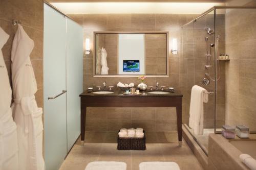 Deluxe King Suite City View