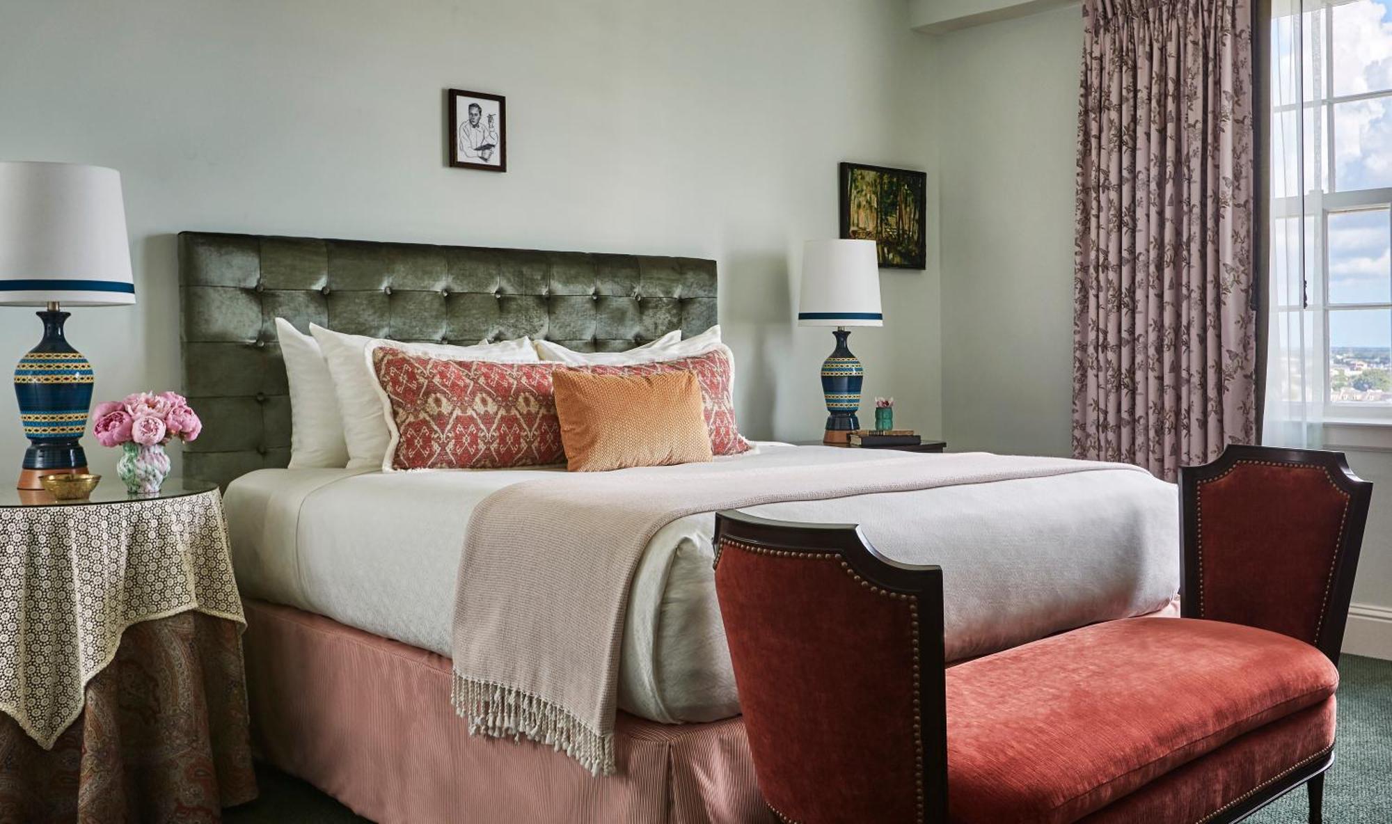Habitación con cama extragrande.