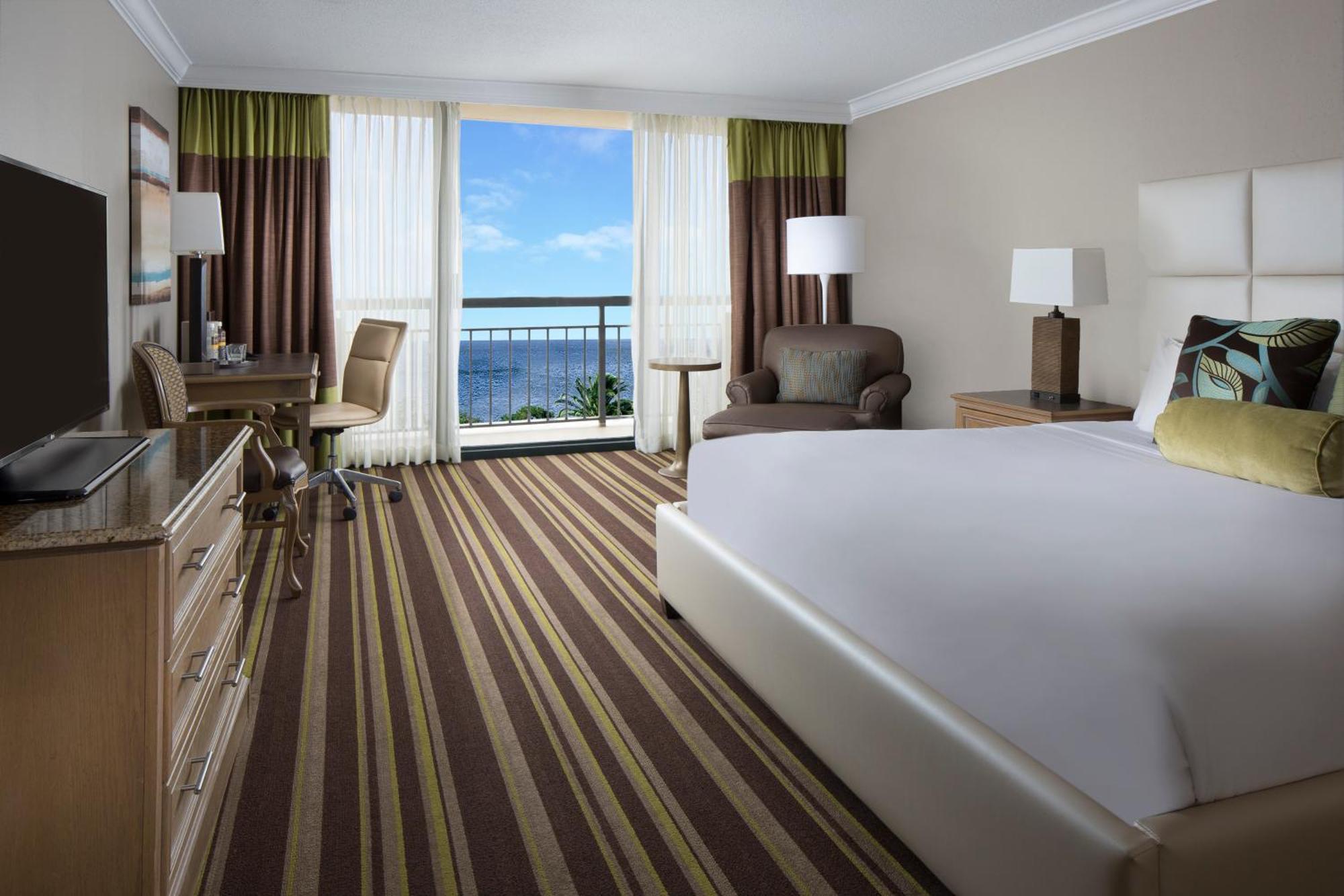 Habitación con cama extragrande y vistas al mar