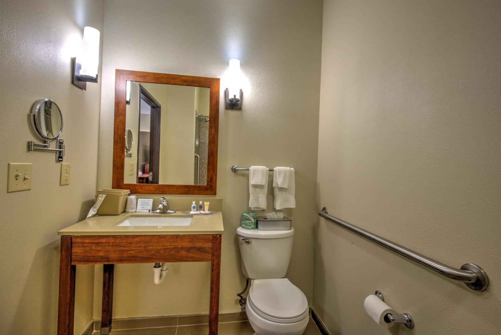 Queen Suite - Accessible/Non-Smoking