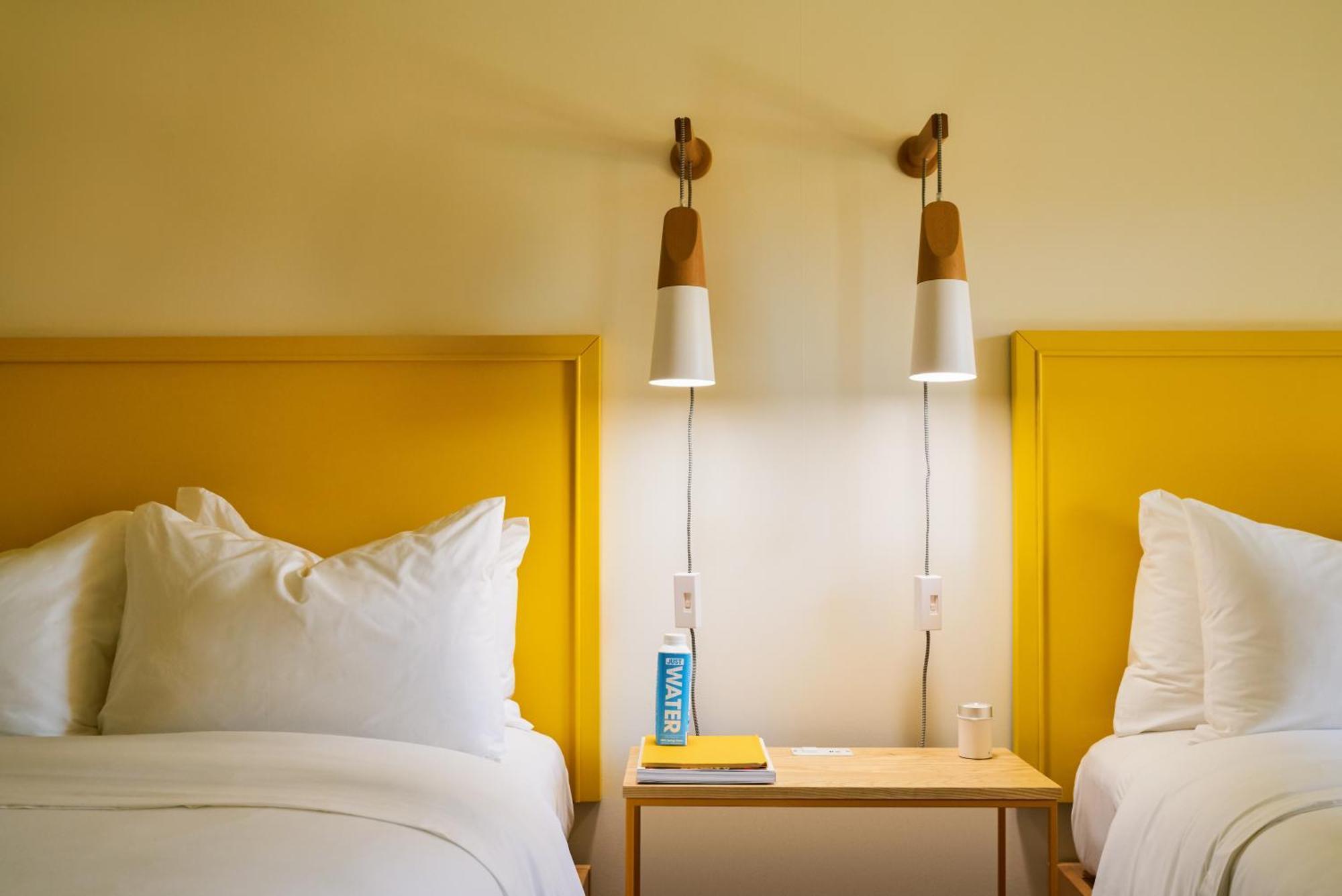 Suite con cama grande y vistas a la piscina