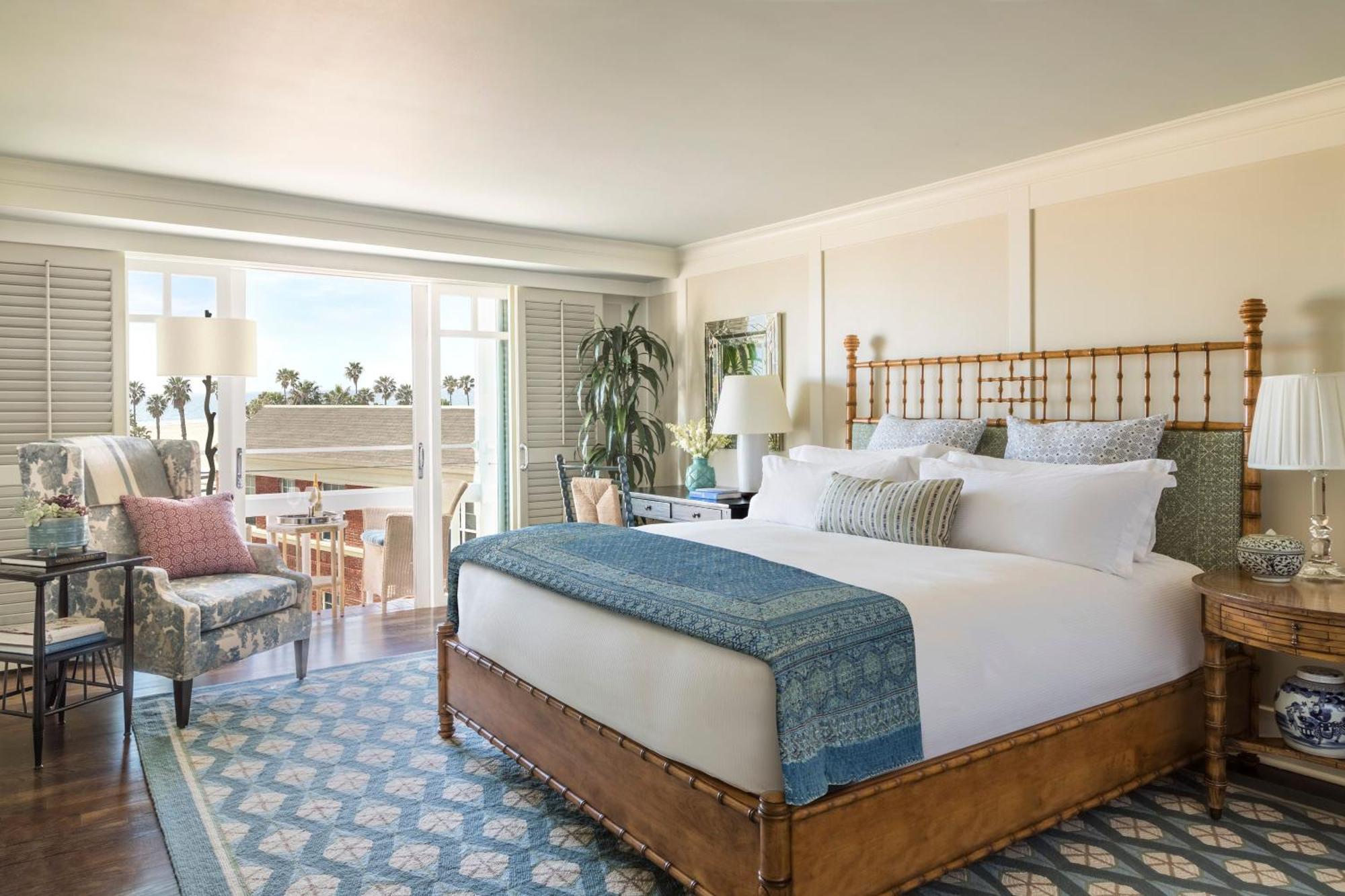 Habitación con cama extragrande y vistas al mar