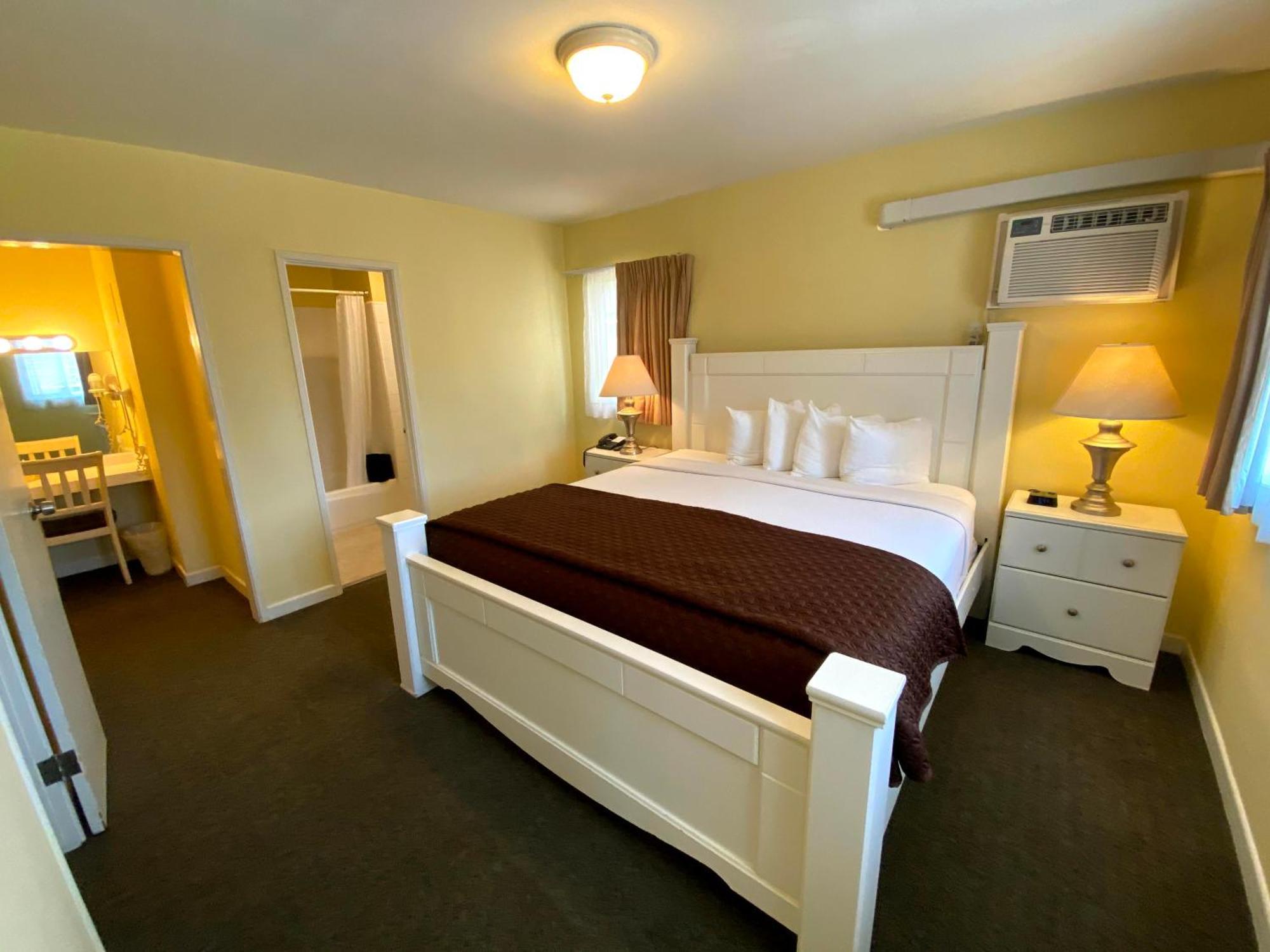 Deluxe King & Queen Suite