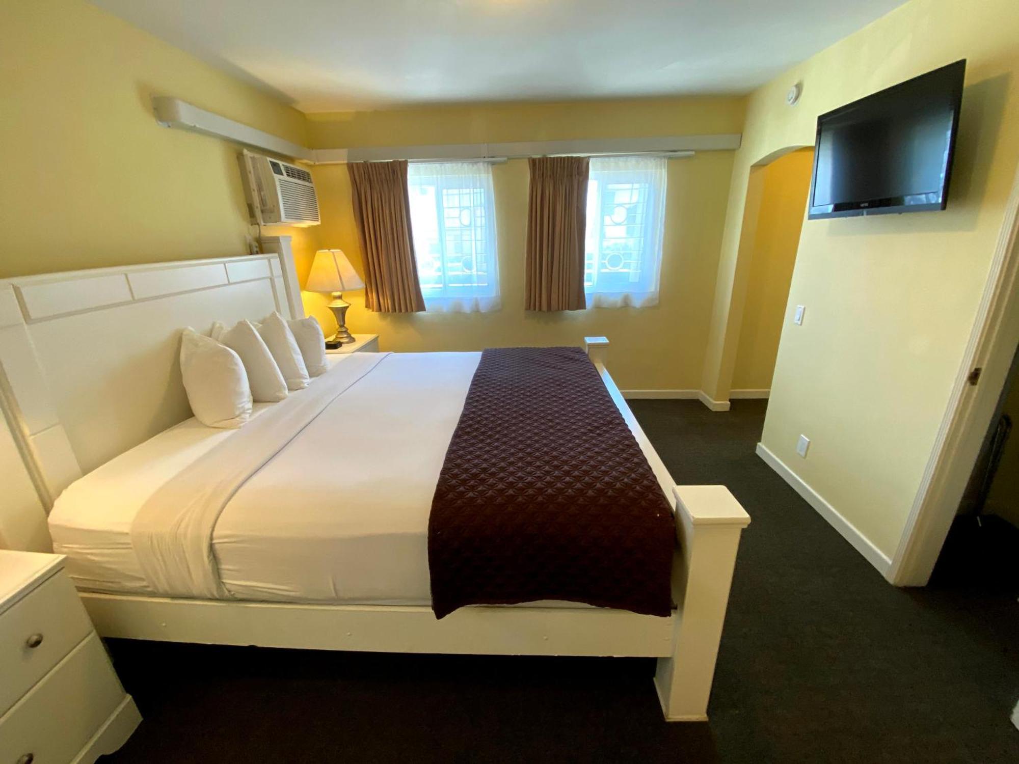 Deluxe King & Queen Suite