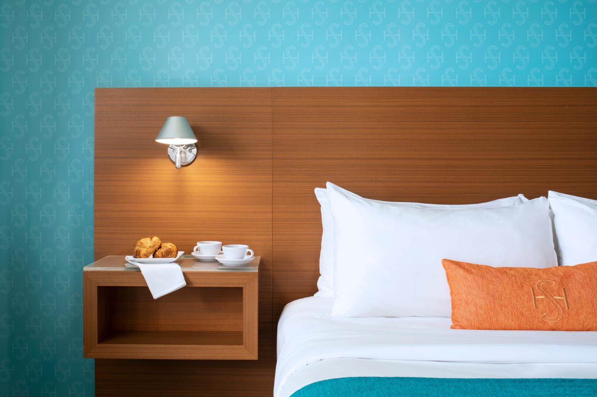 Habitación con cama extragrande y vistas al océano
