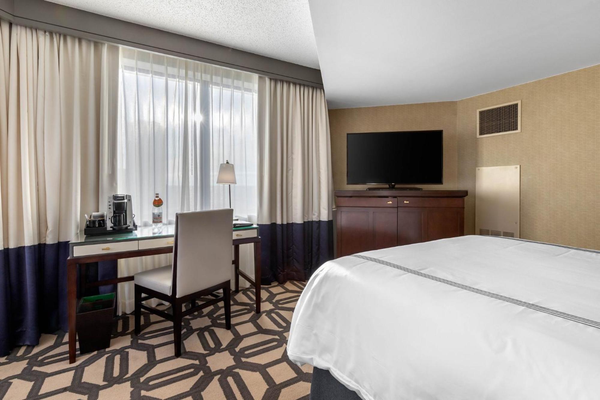 Premier Luxury Room 1 Queen Bed