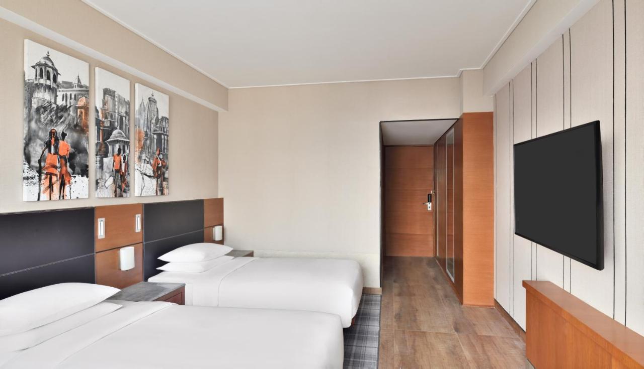 Zweibettzimmer mit Poolblick