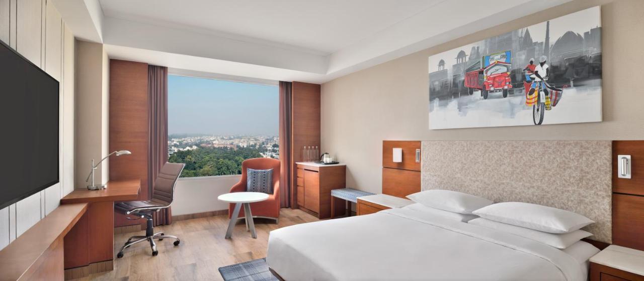 Zimmer mit Kingsize-Bett und Poolblick