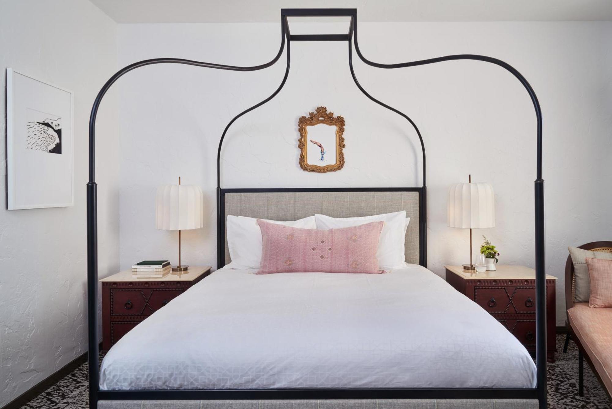 Zimmer mit Kingsize-Bett und barrierefreier Dusche – barrierefrei