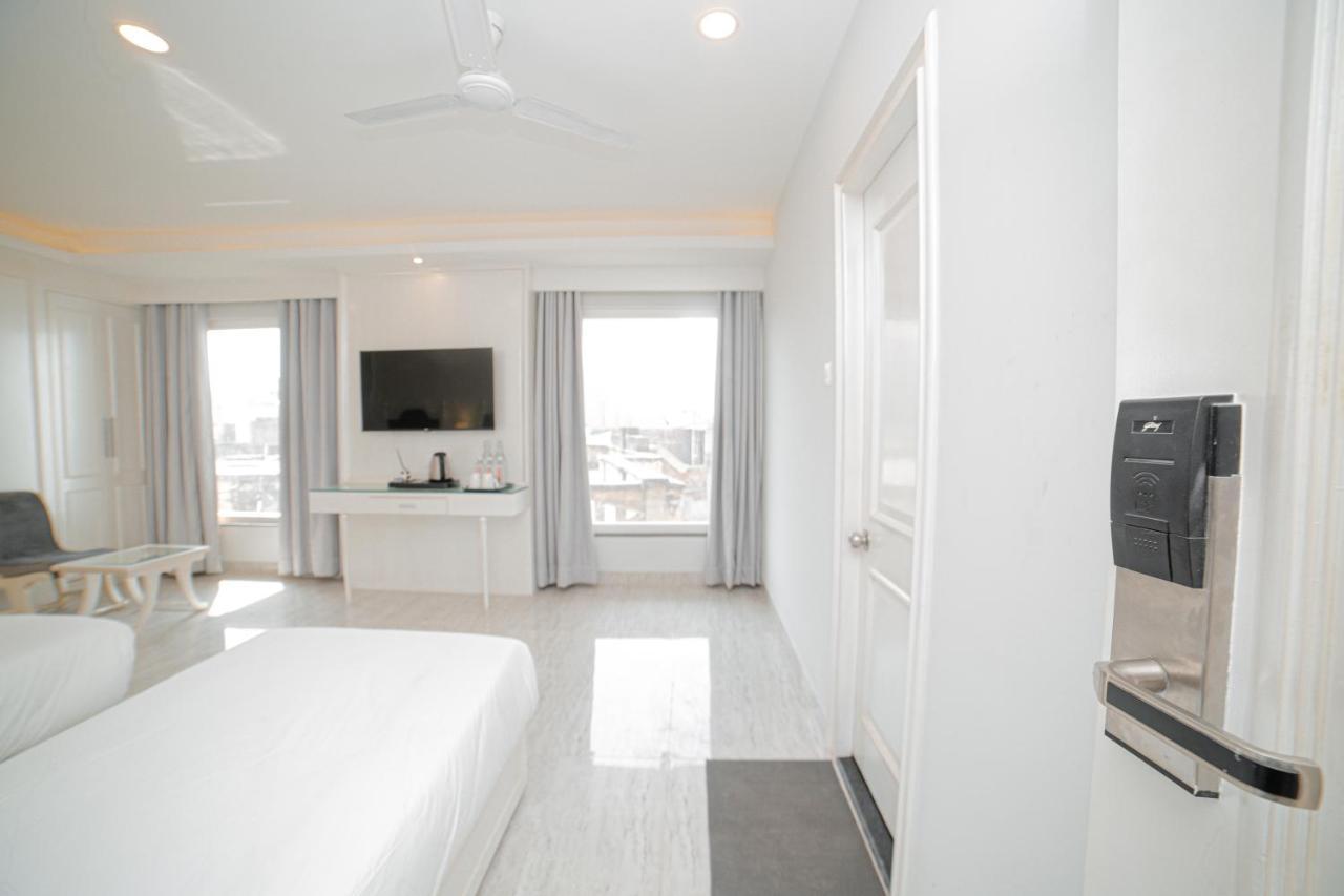 Triple Room with 10% off on Two-way Airport/Railway/Bus Transfer and 20% Off on Laundry service for upto 2 clothing items