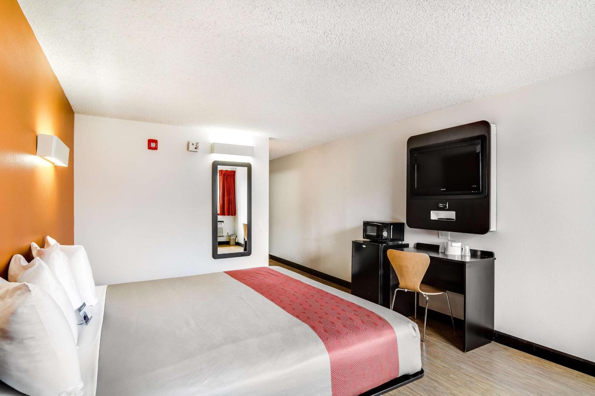 1 King Bed | Non-Smoking, Micfridge |Outdoor Pool