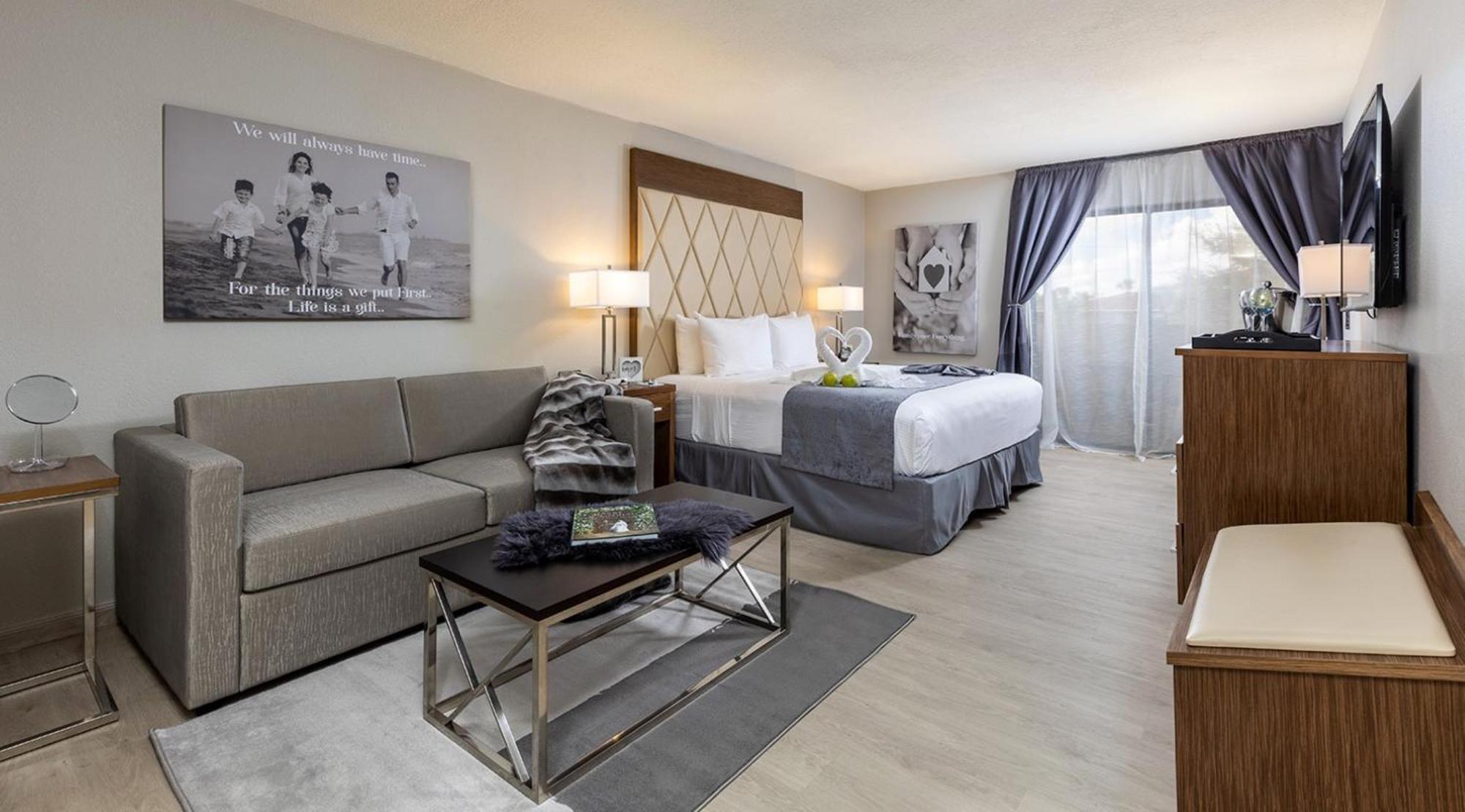 Quarto Duplo Real com Cama King-size e Sofá-cama ROYDK