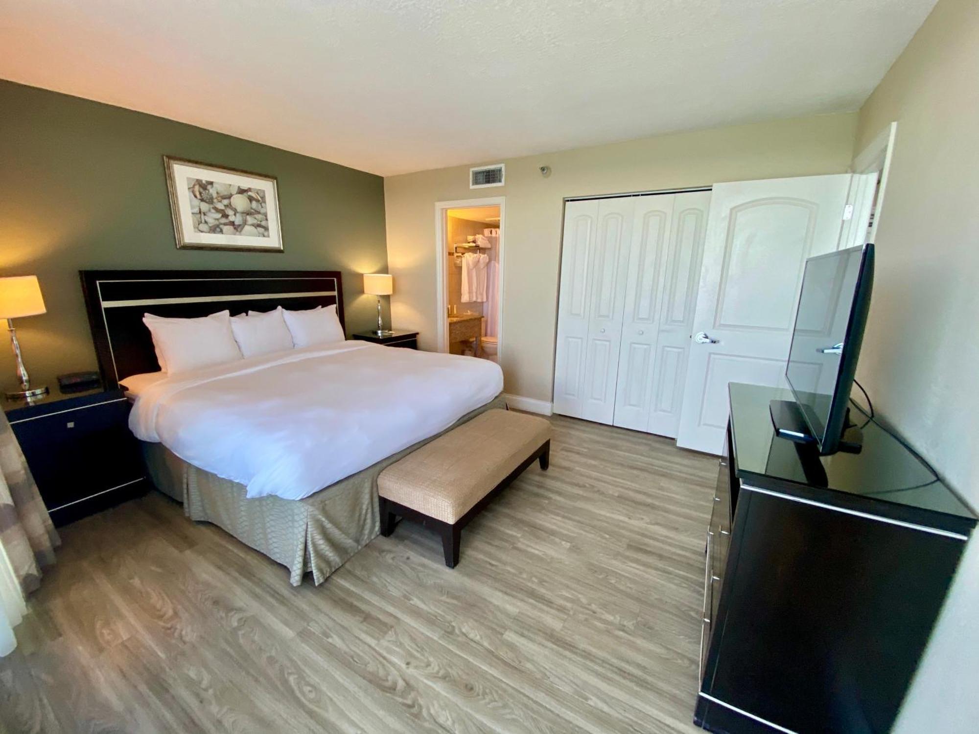 King Suite Sofa Bed over 550 sq ft Disability Access or Balcony