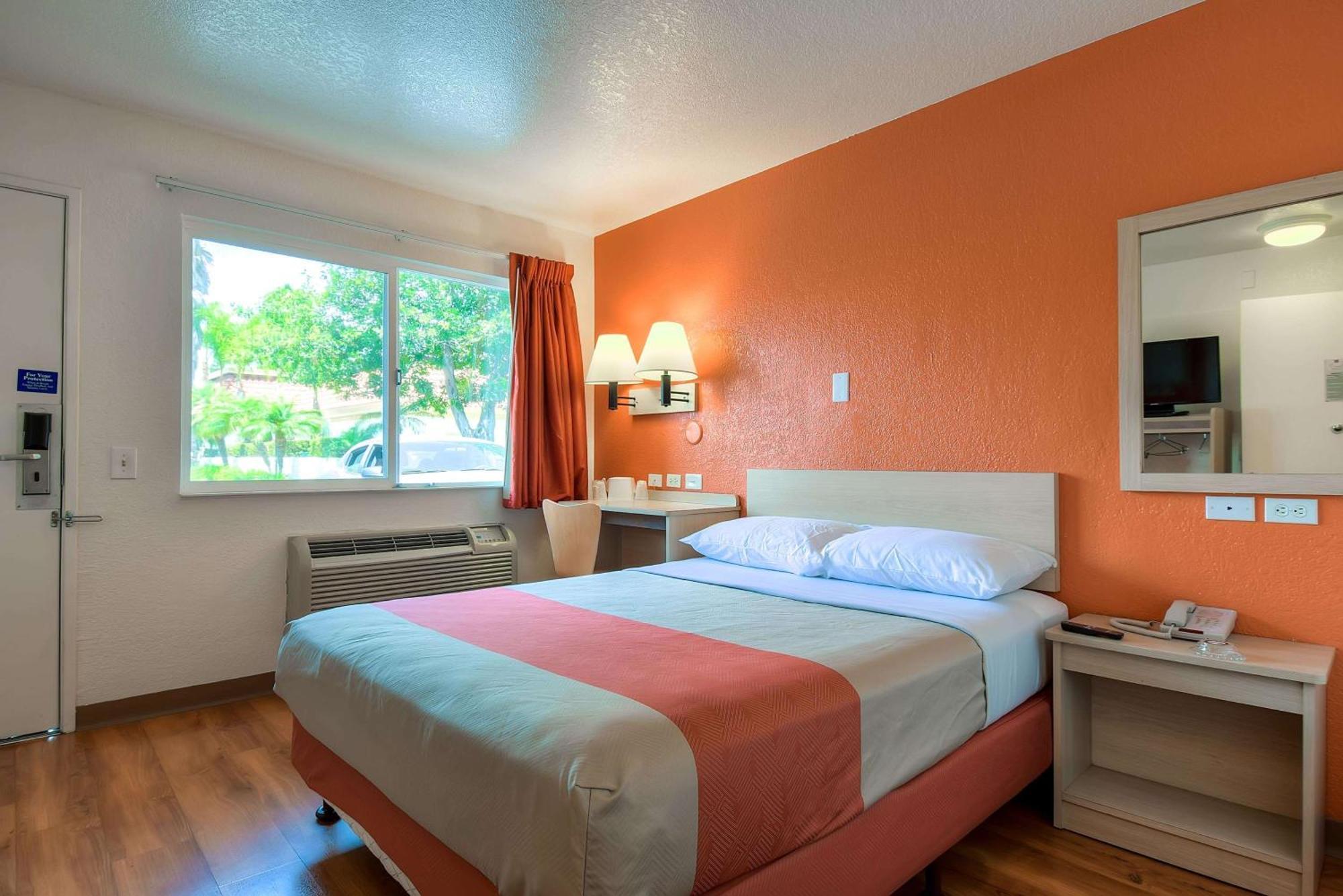 1 Queen Bed | ADA/Tub