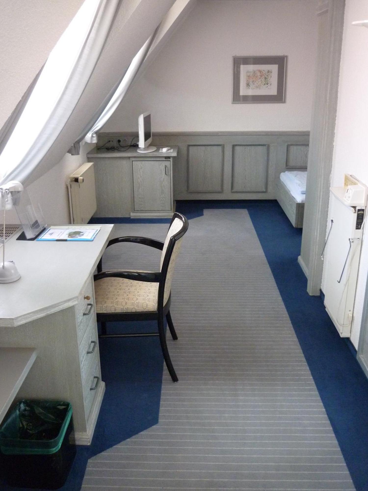 Single Room,1211856139:JPEG