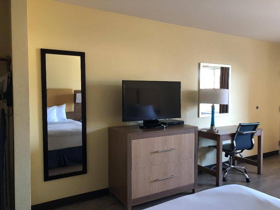 Queen Room - Disability Access- Non-Smoking