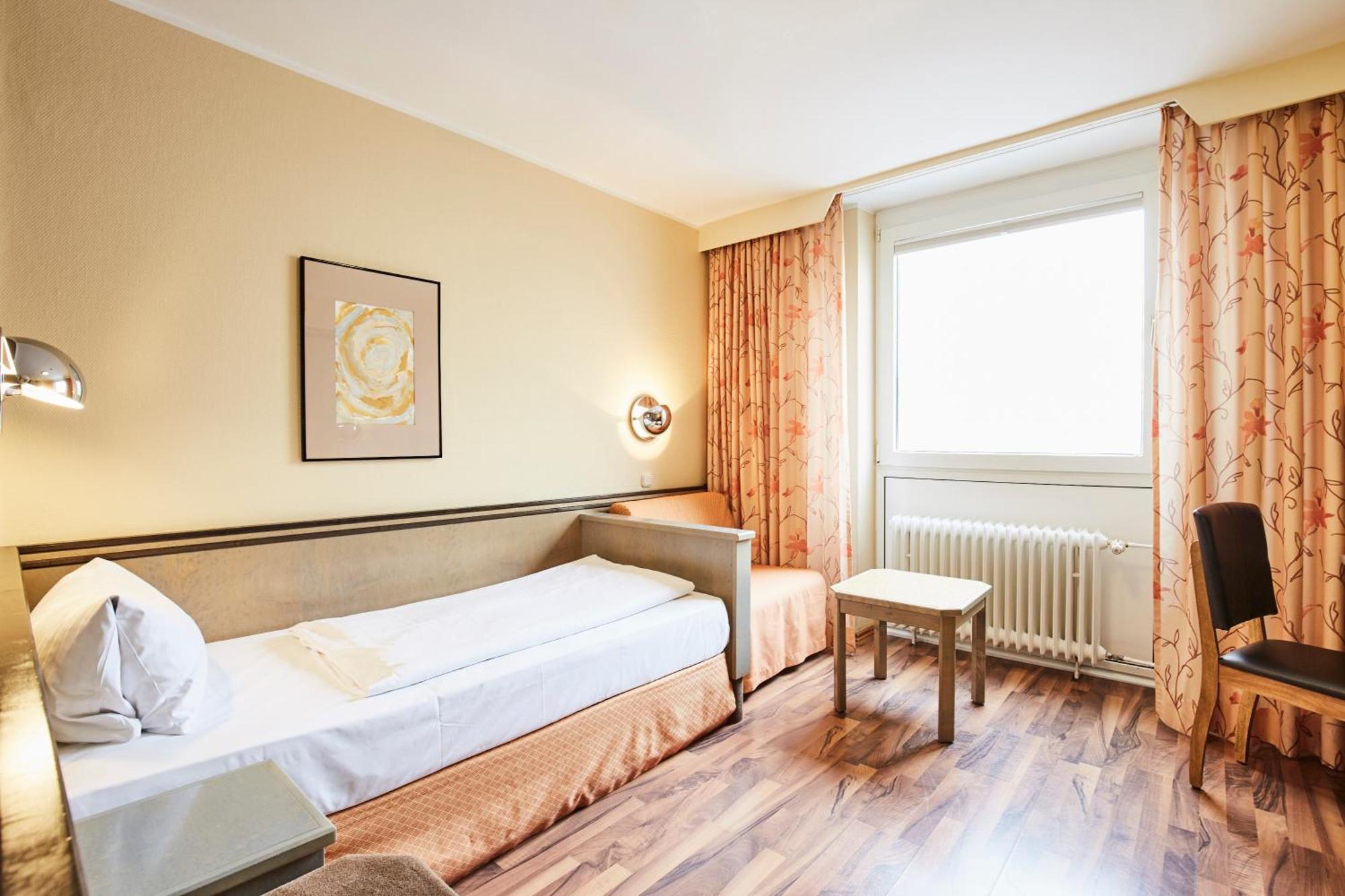Single Room,645935721:JPEG