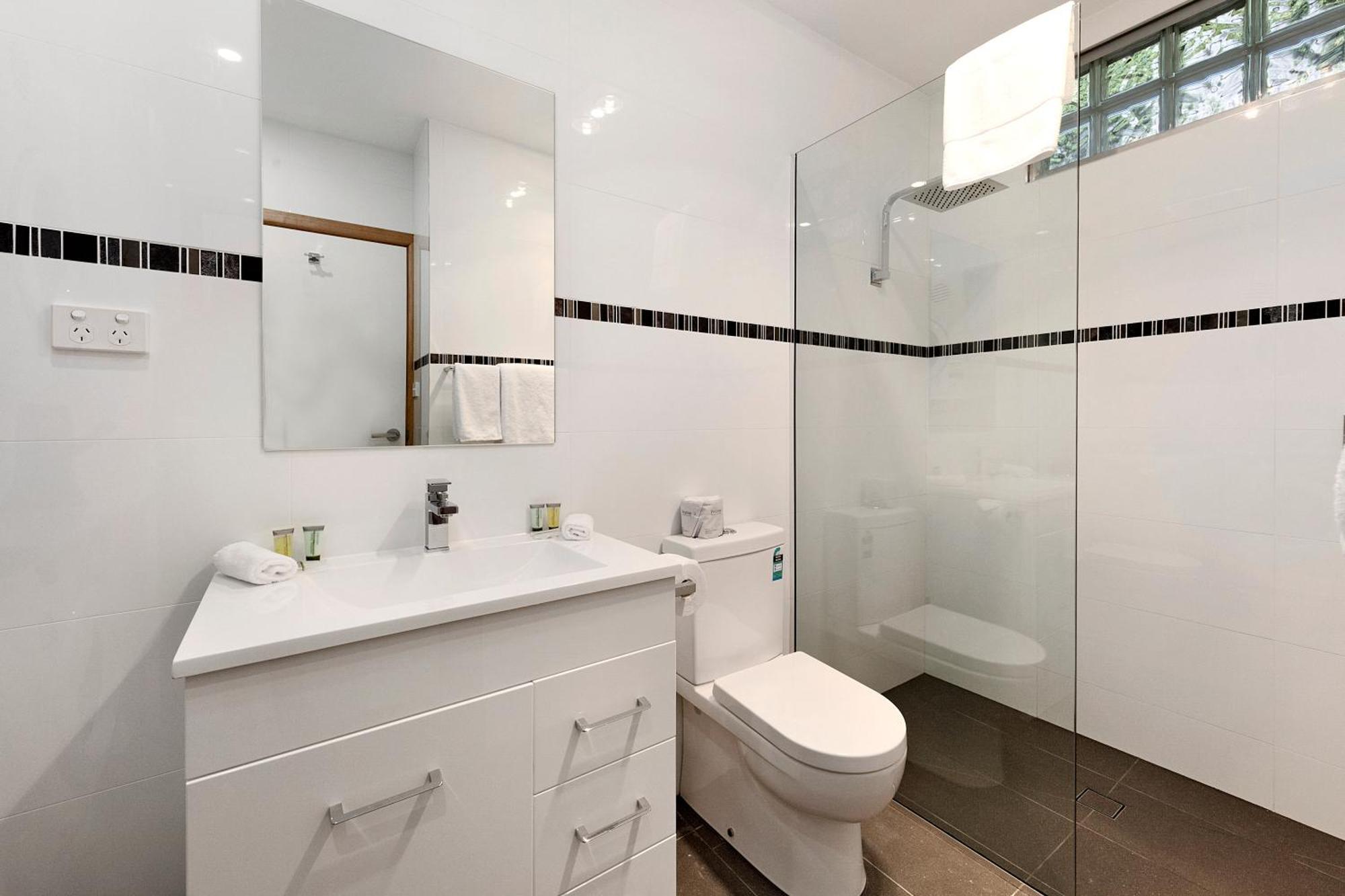 One Bedroom Apartment with Kitchen and Laundry