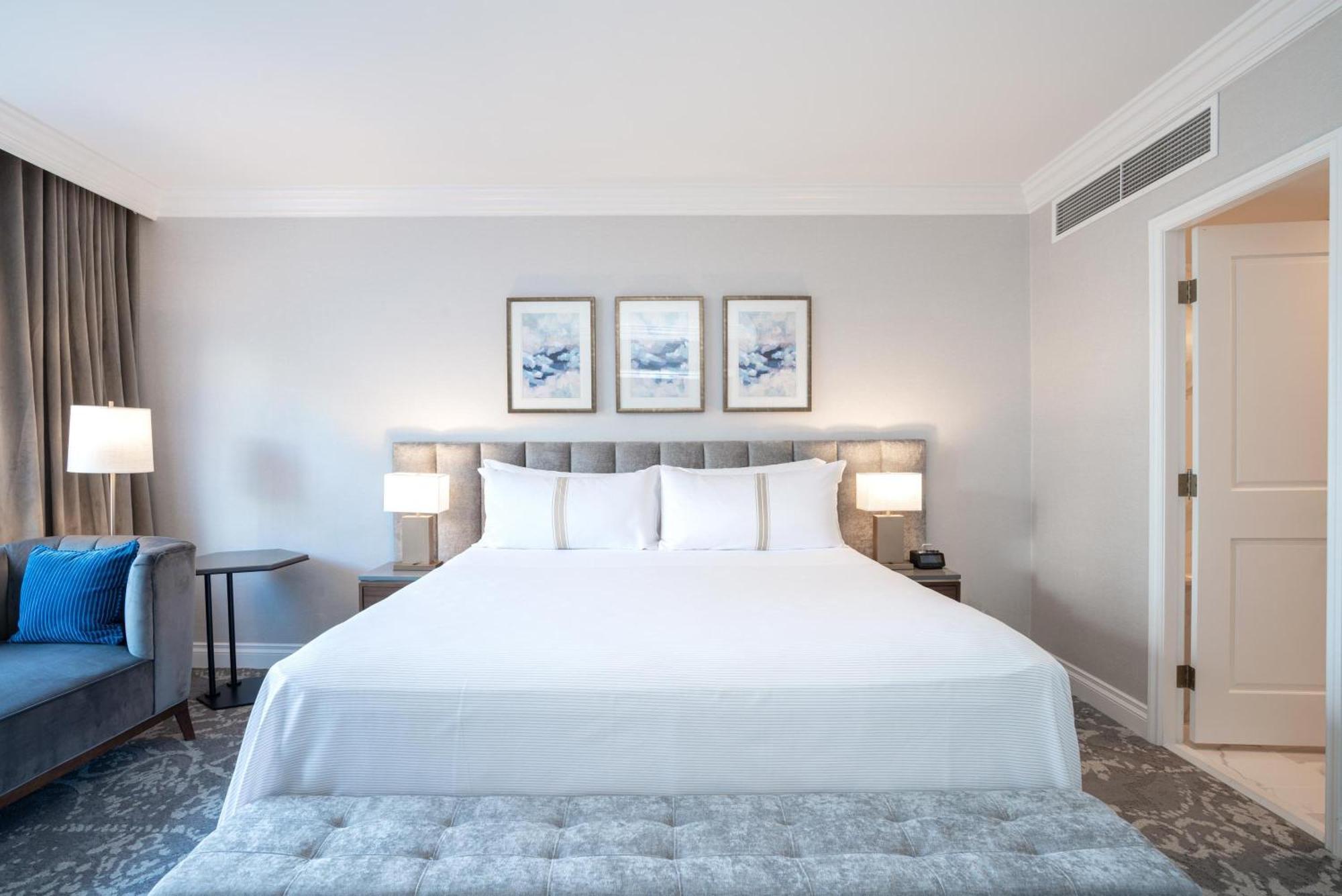 Grand Suite, 1 King Bed, Sofa Bed, Wet Bar