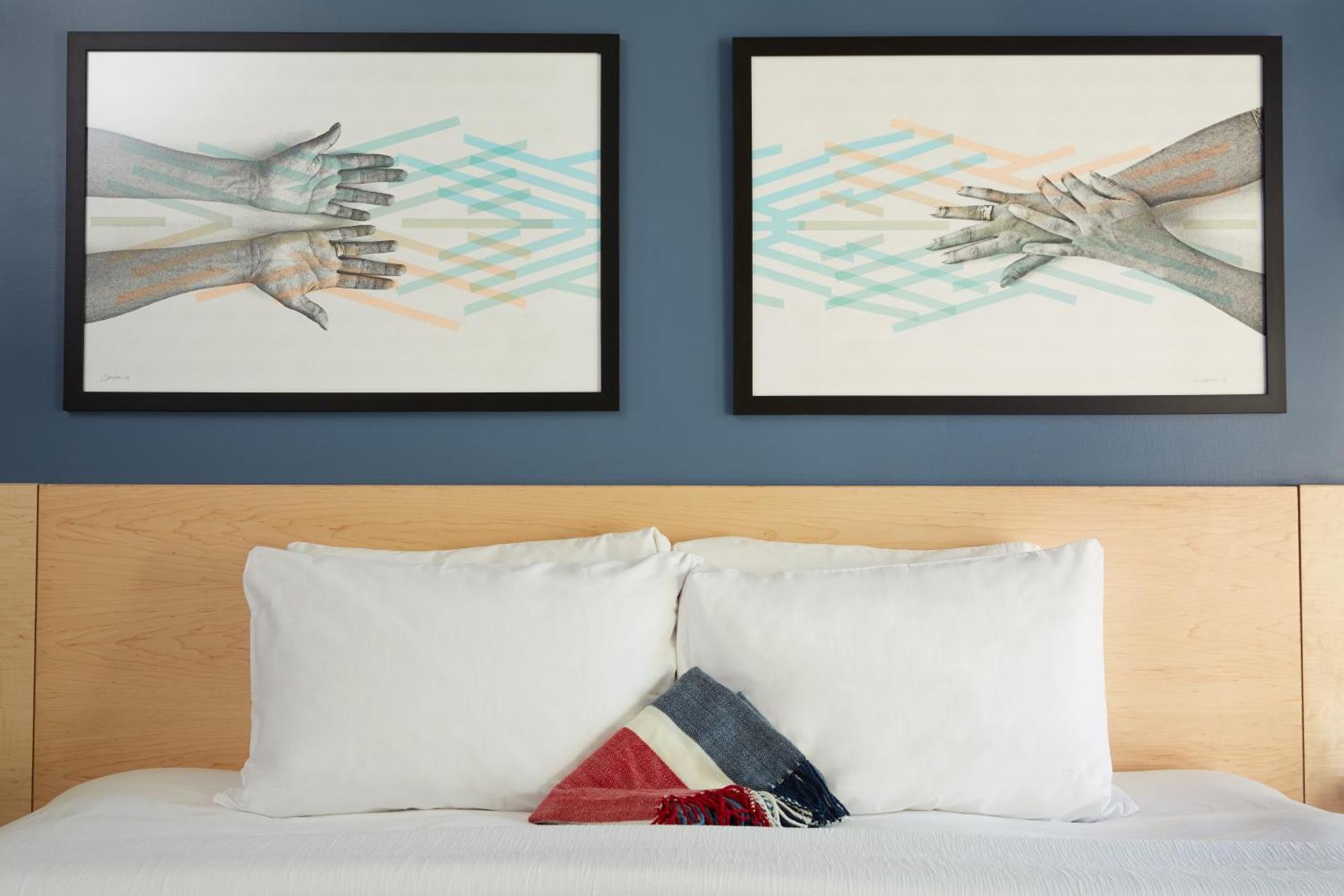 Habitación con cama extragrande.