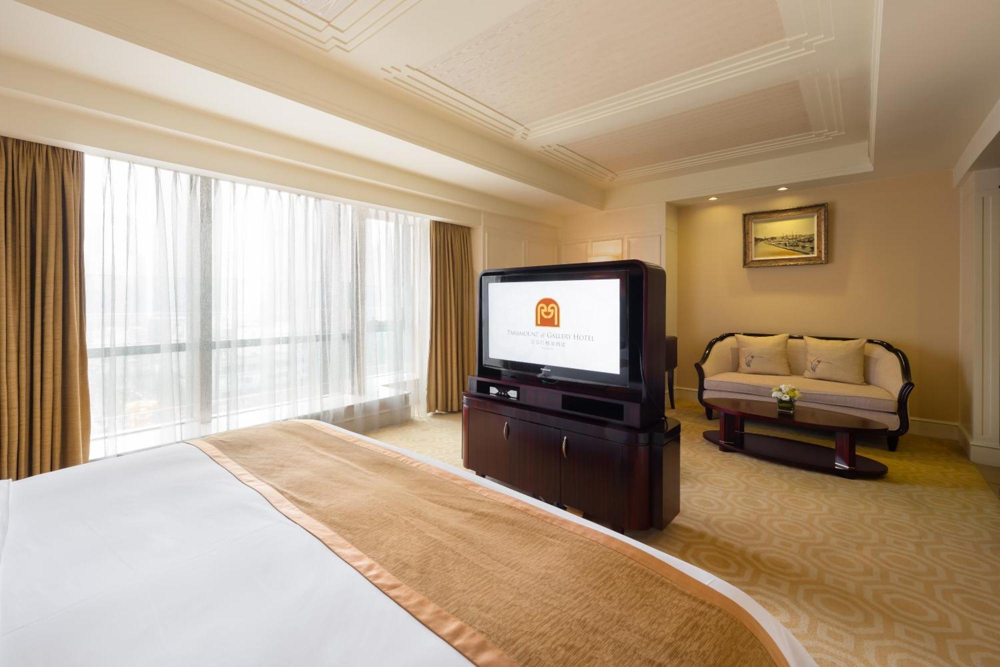 Deluxe King or Twin Room Include 1