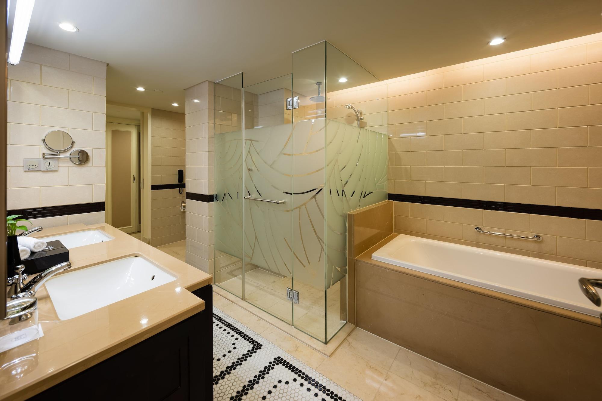 Deluxe King or Twin Room Include 1