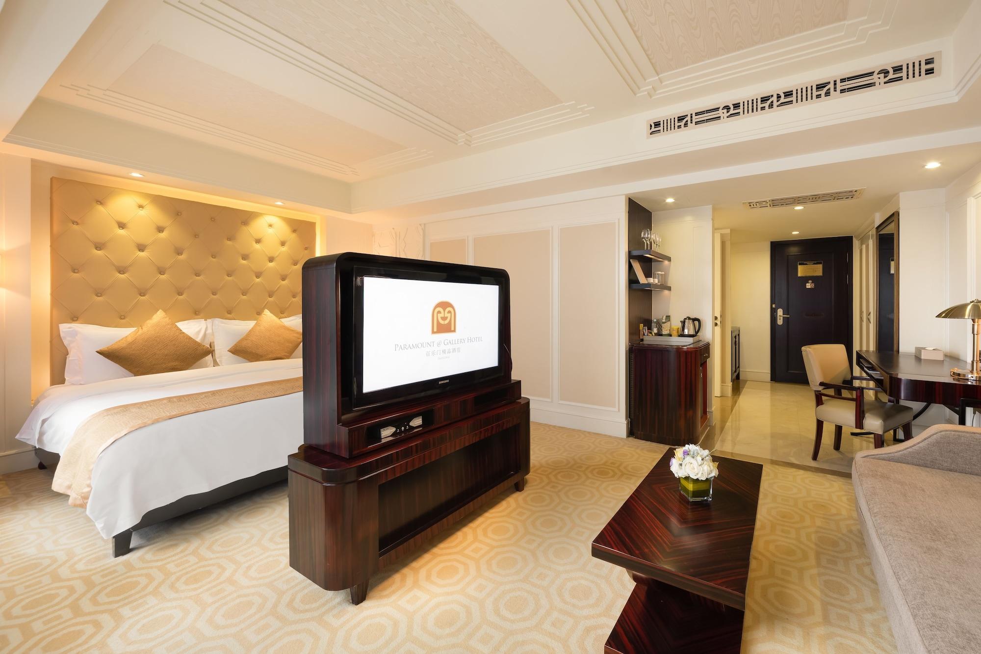 Deluxe King or Twin Room Include 1