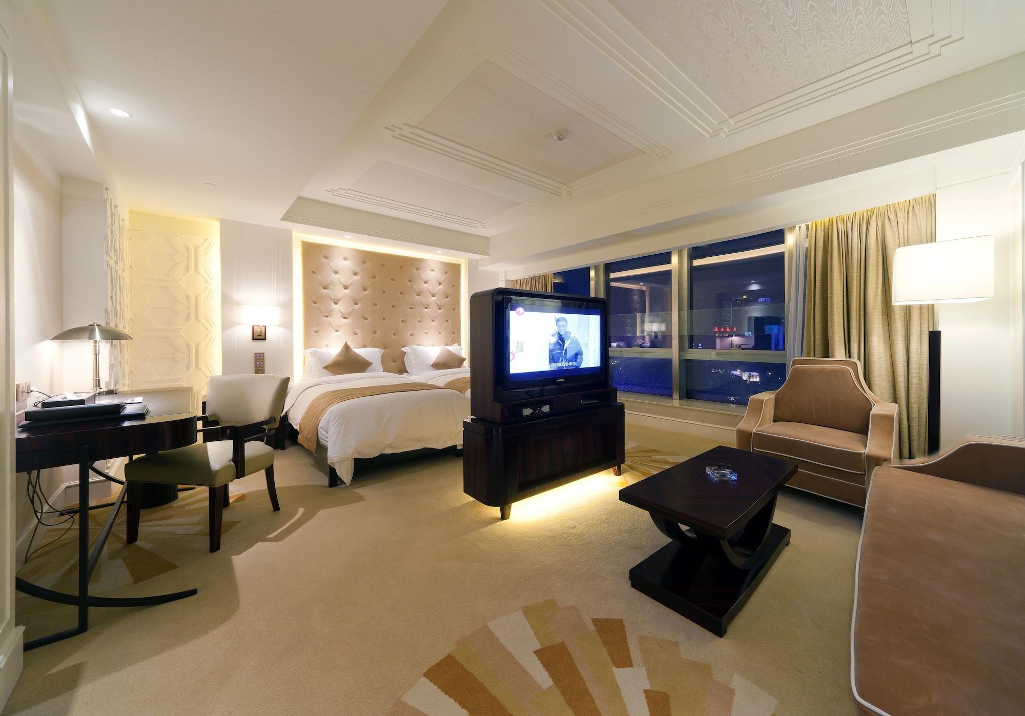 Deluxe King or Twin Room Include 2