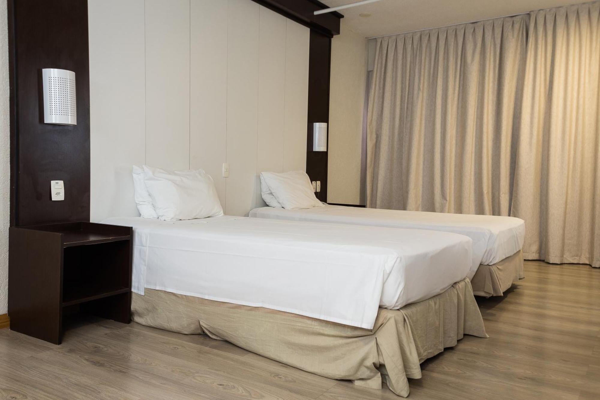 Quarto Clássico com 2 Camas de Solteiro