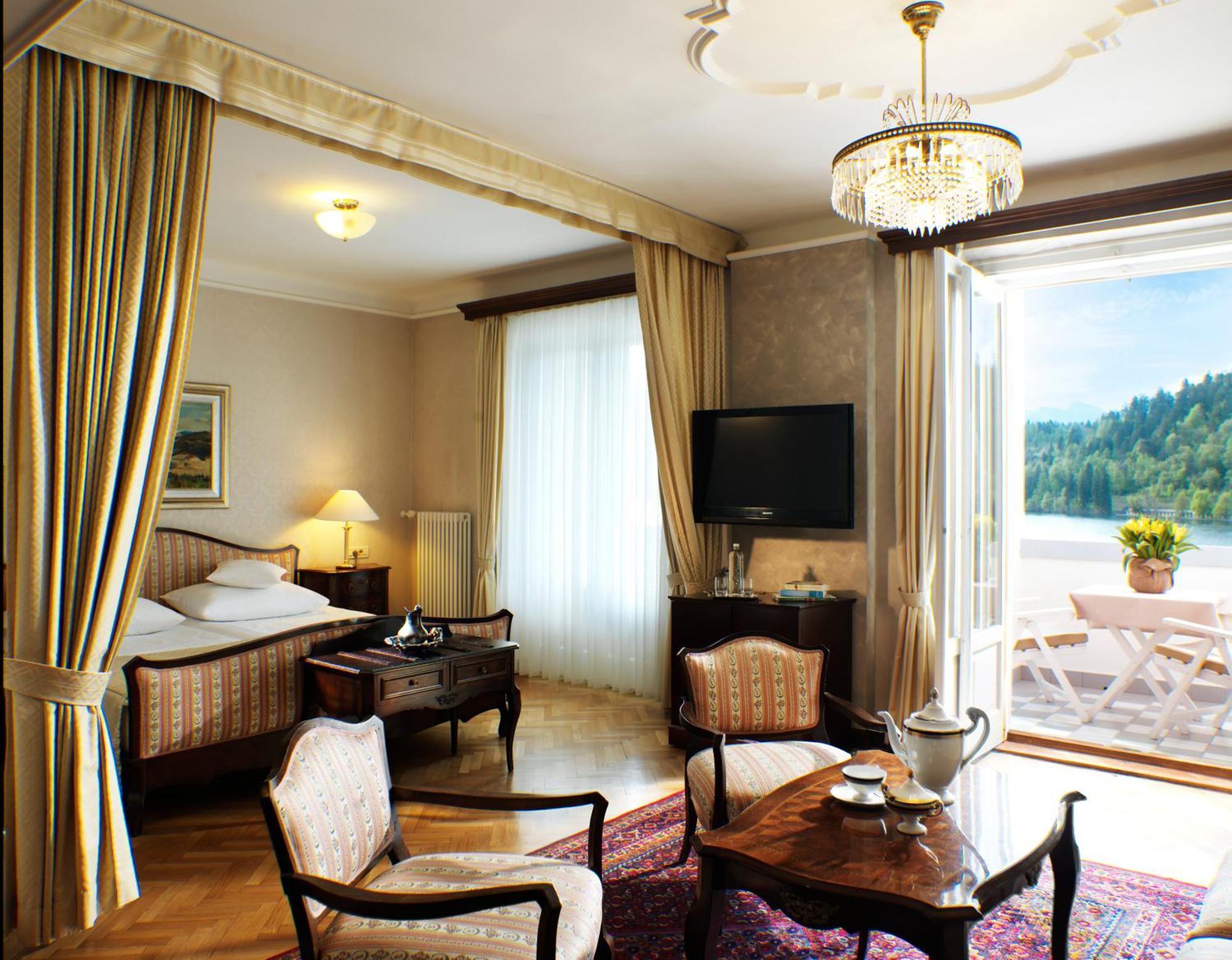 Suite with Lake View and Extra Bed
