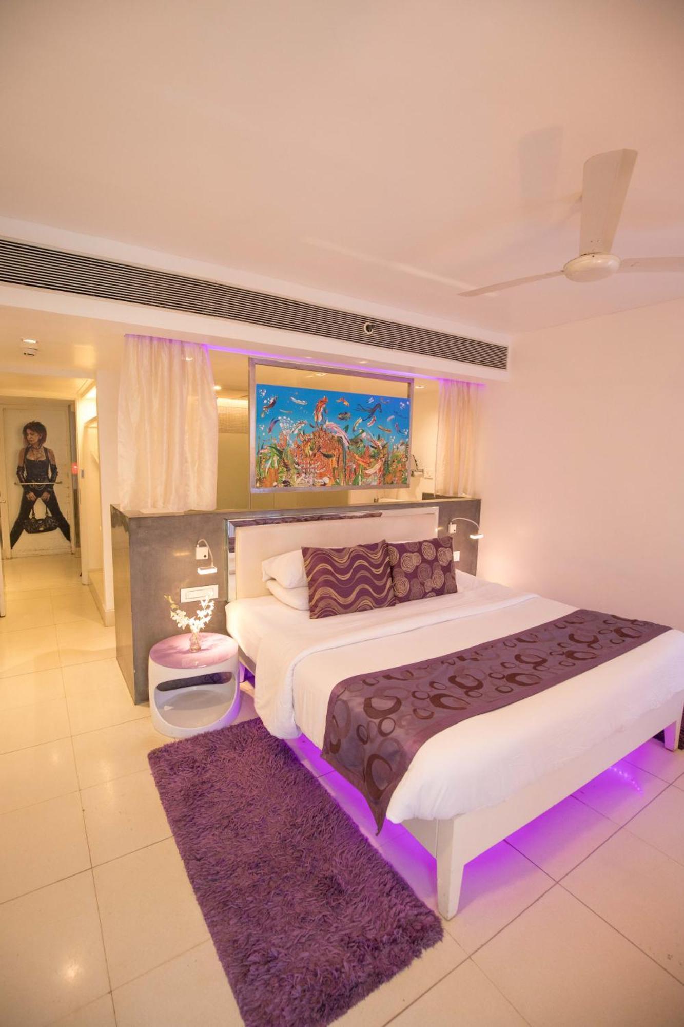 Deluxe Double Room Complimentary Cocktail on Arrival Happy Hours 11 from 5 pm to 7 pm on selected brands,567853524:JPEG