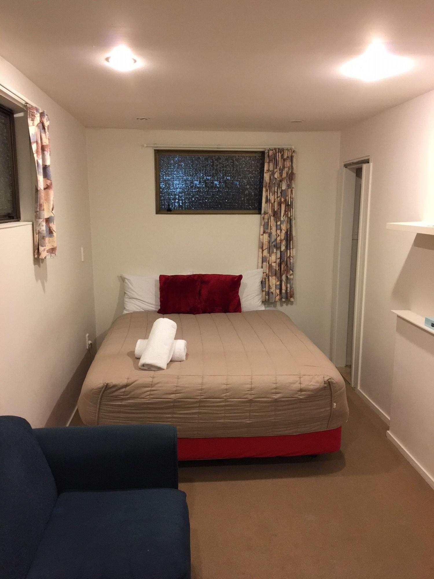 Small Studio (No kitchen)