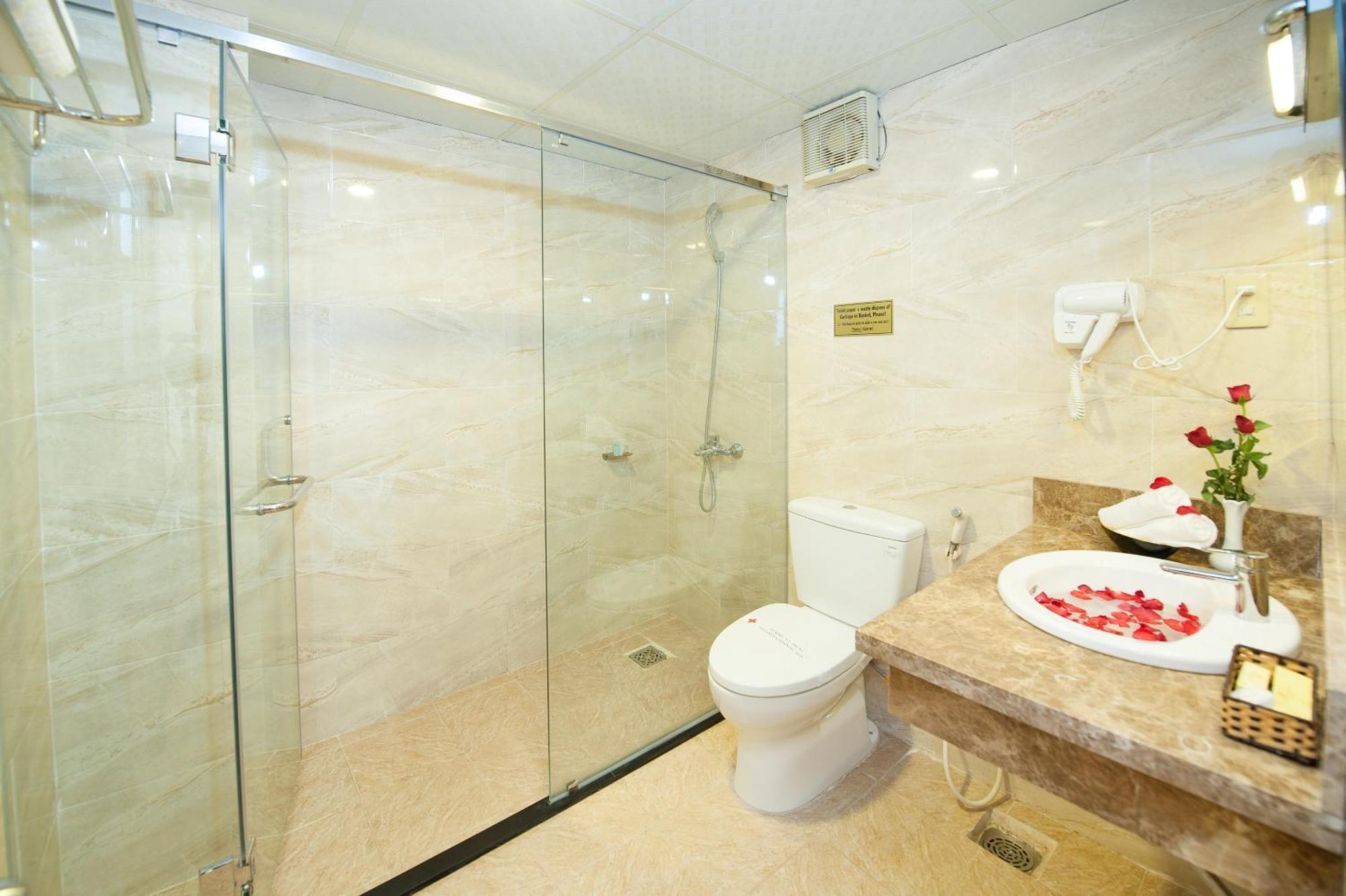 Phòng Gia đình có Ban công và Nhìn ra Hồ bơi