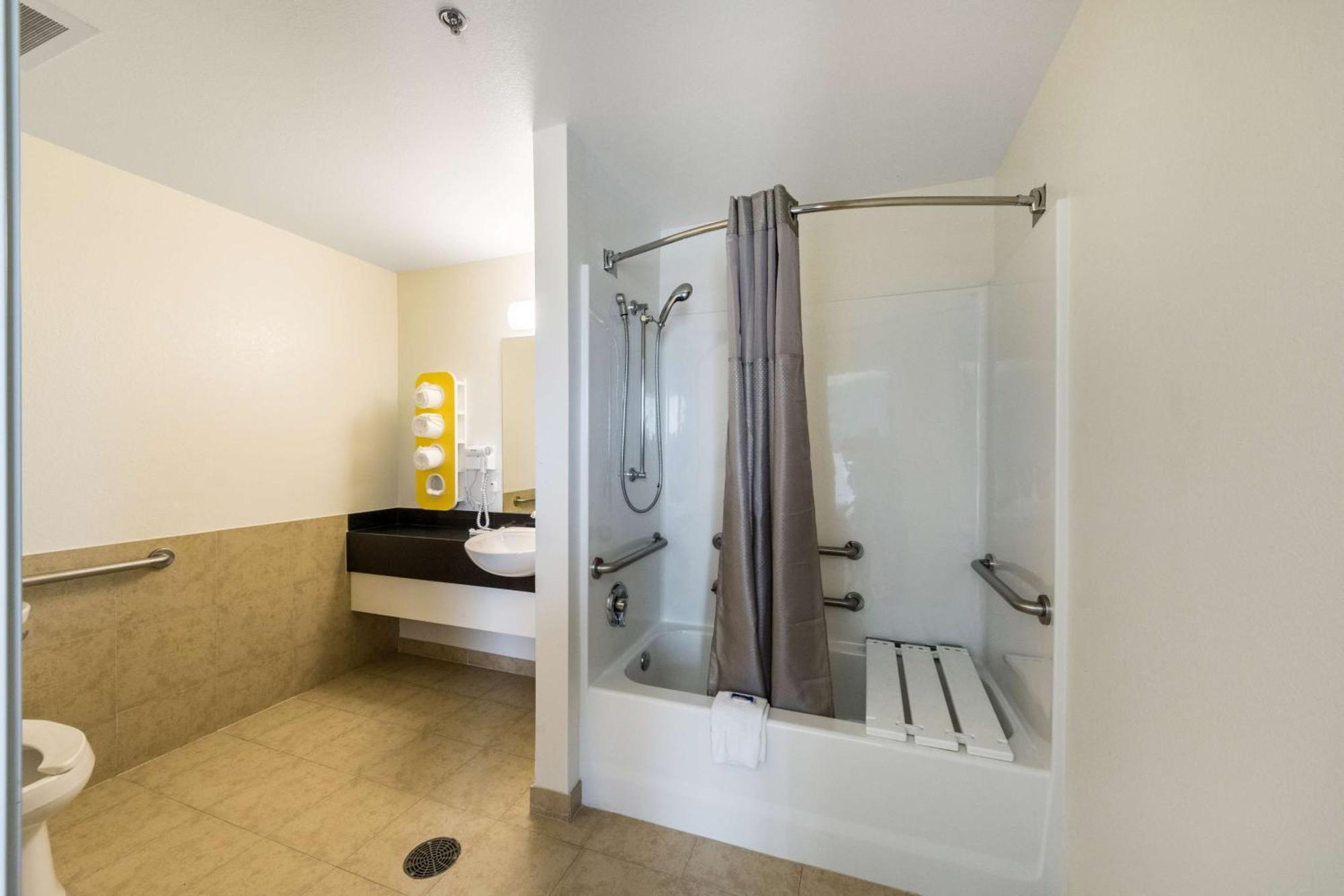 Habitación con cama grande y ducha accesible en silla de ruedas - Adaptada para personas con discapacidad