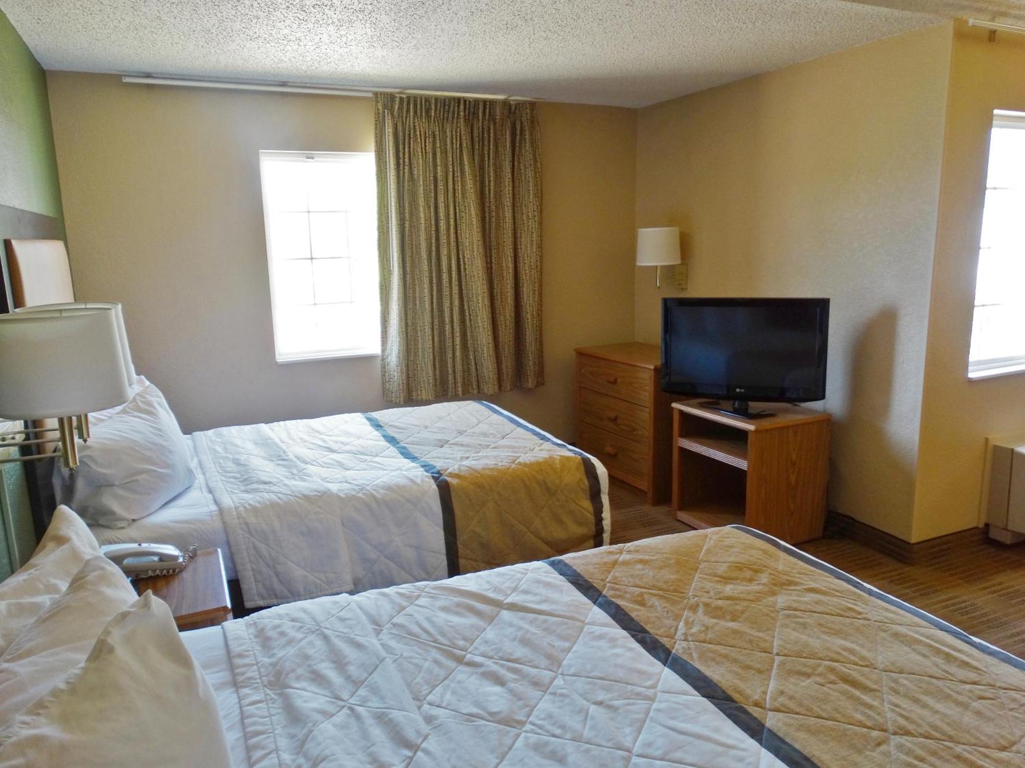 Deluxe Studio with Two Double Beds - Non-Smoking